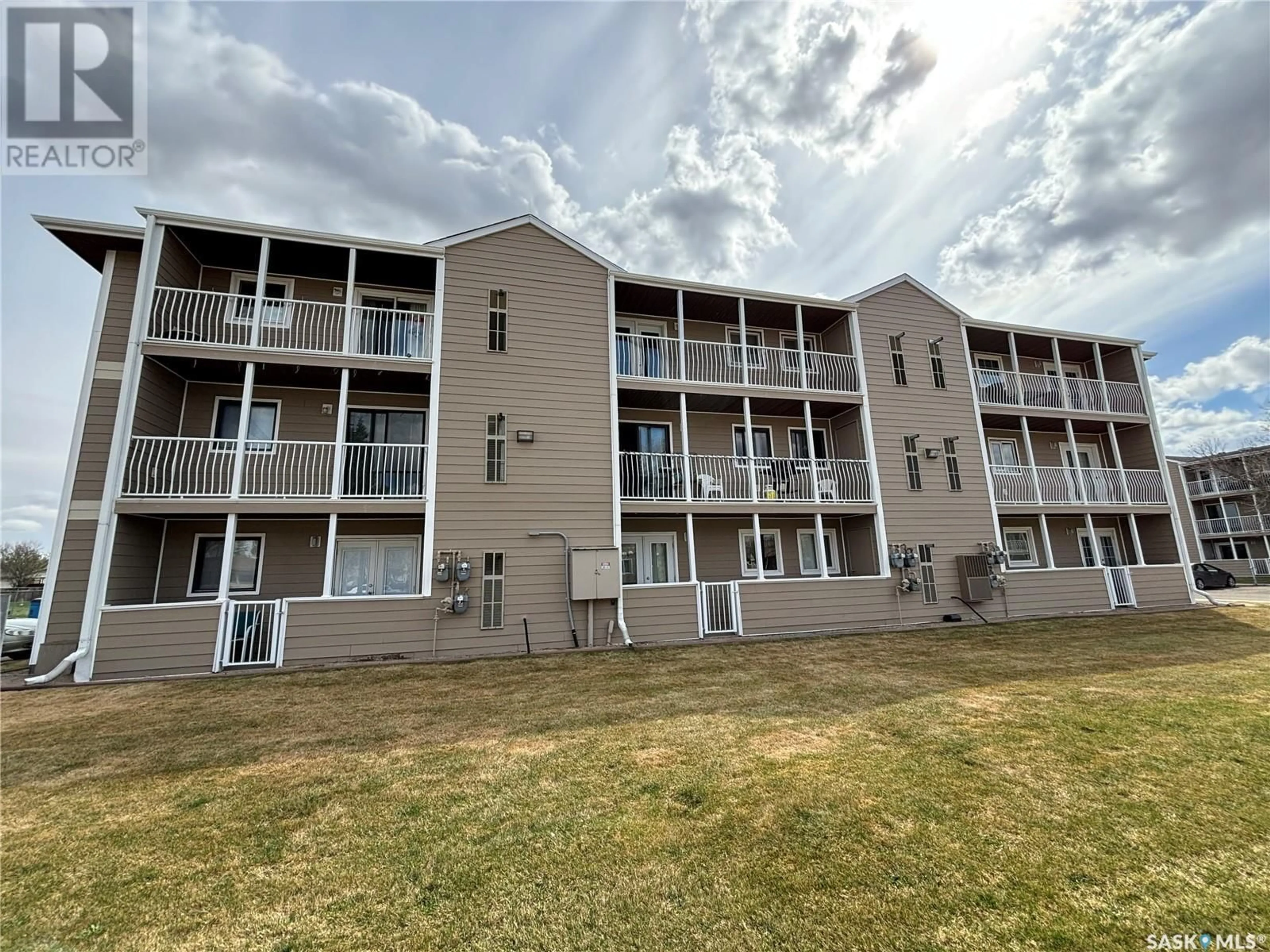 A pic from outside/outdoor area/front of a property/back of a property/a pic from drone, building for 6575 - 12 ROCHDALE BOULEVARD, Regina Saskatchewan S4X2Z1