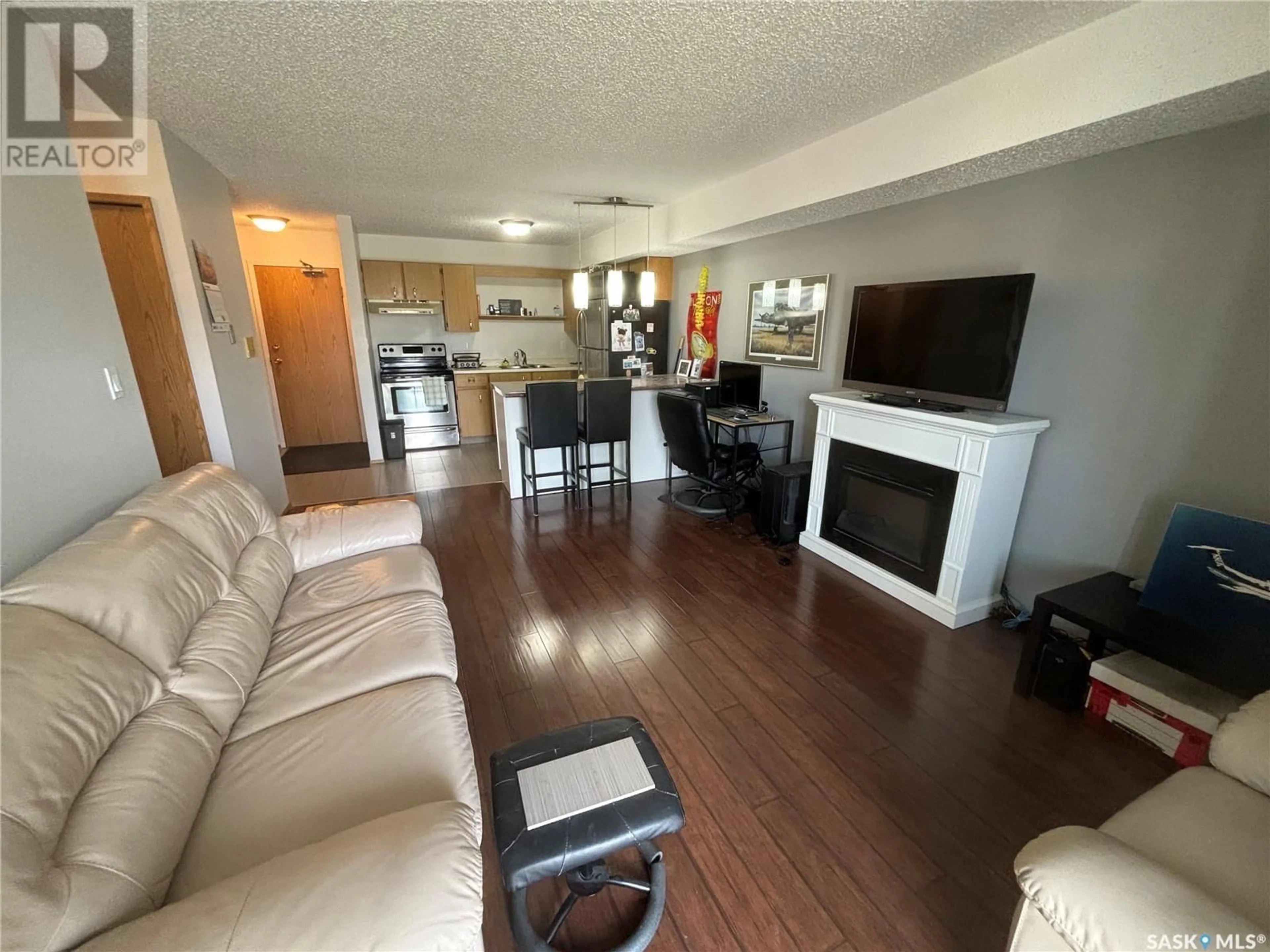 Living room with furniture, wood/laminate floor for 6575 - 12 ROCHDALE BOULEVARD, Regina Saskatchewan S4X2Z1