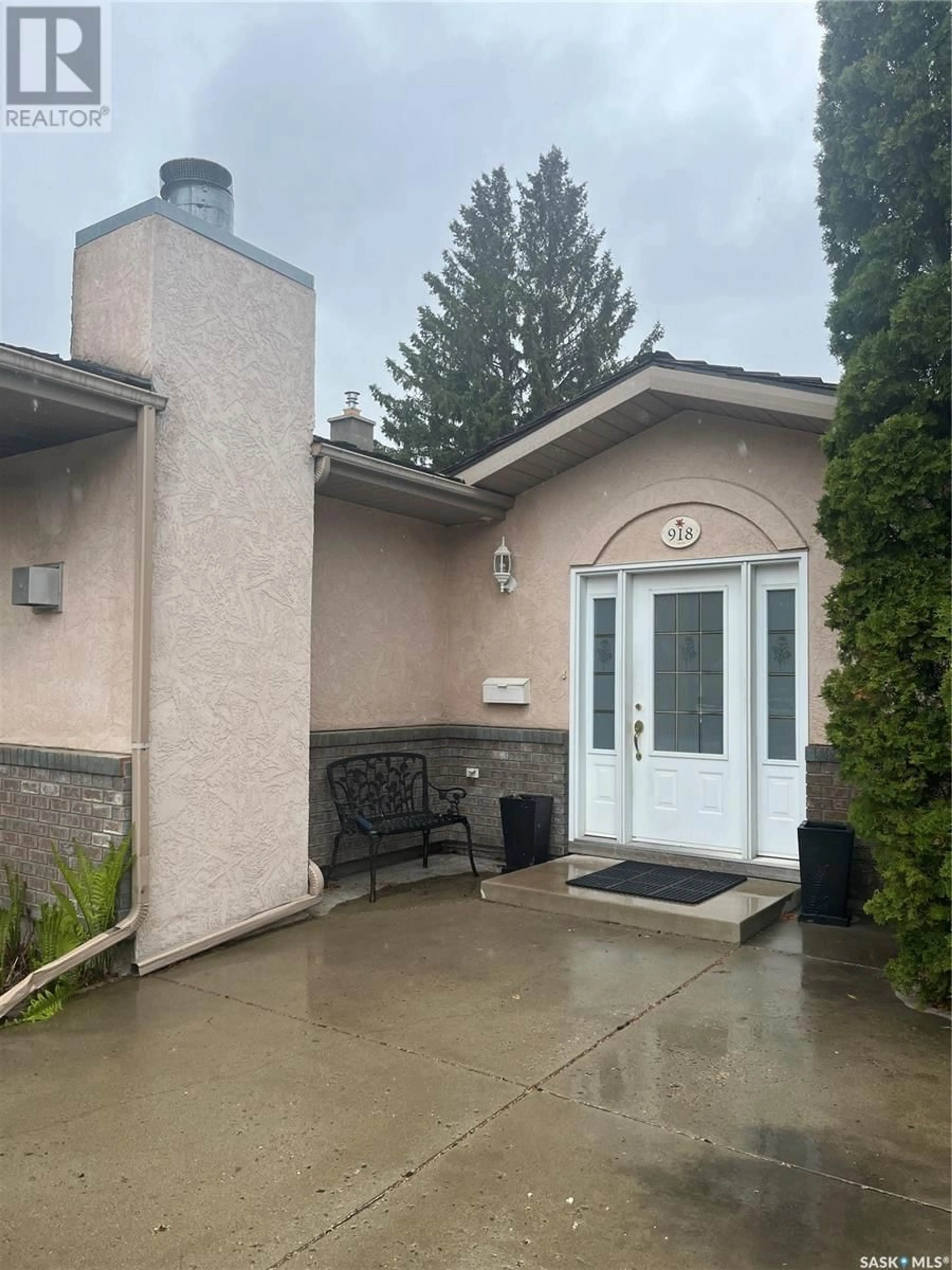Patio, street for 918 EAST CENTRE, Saskatoon Saskatchewan S7J3A1