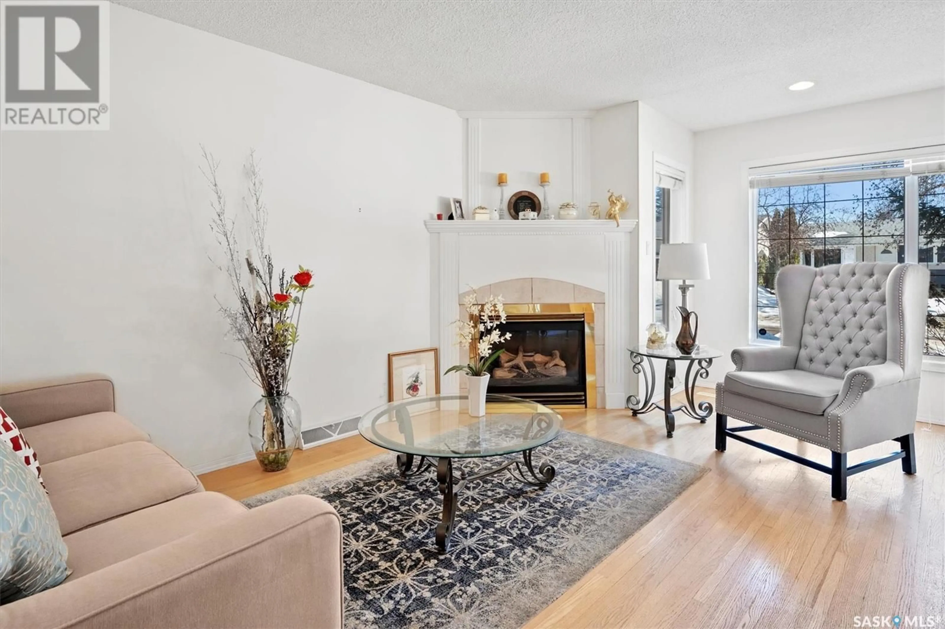 Living room with furniture, unknown for 918 EAST CENTRE, Saskatoon Saskatchewan S7J3A1