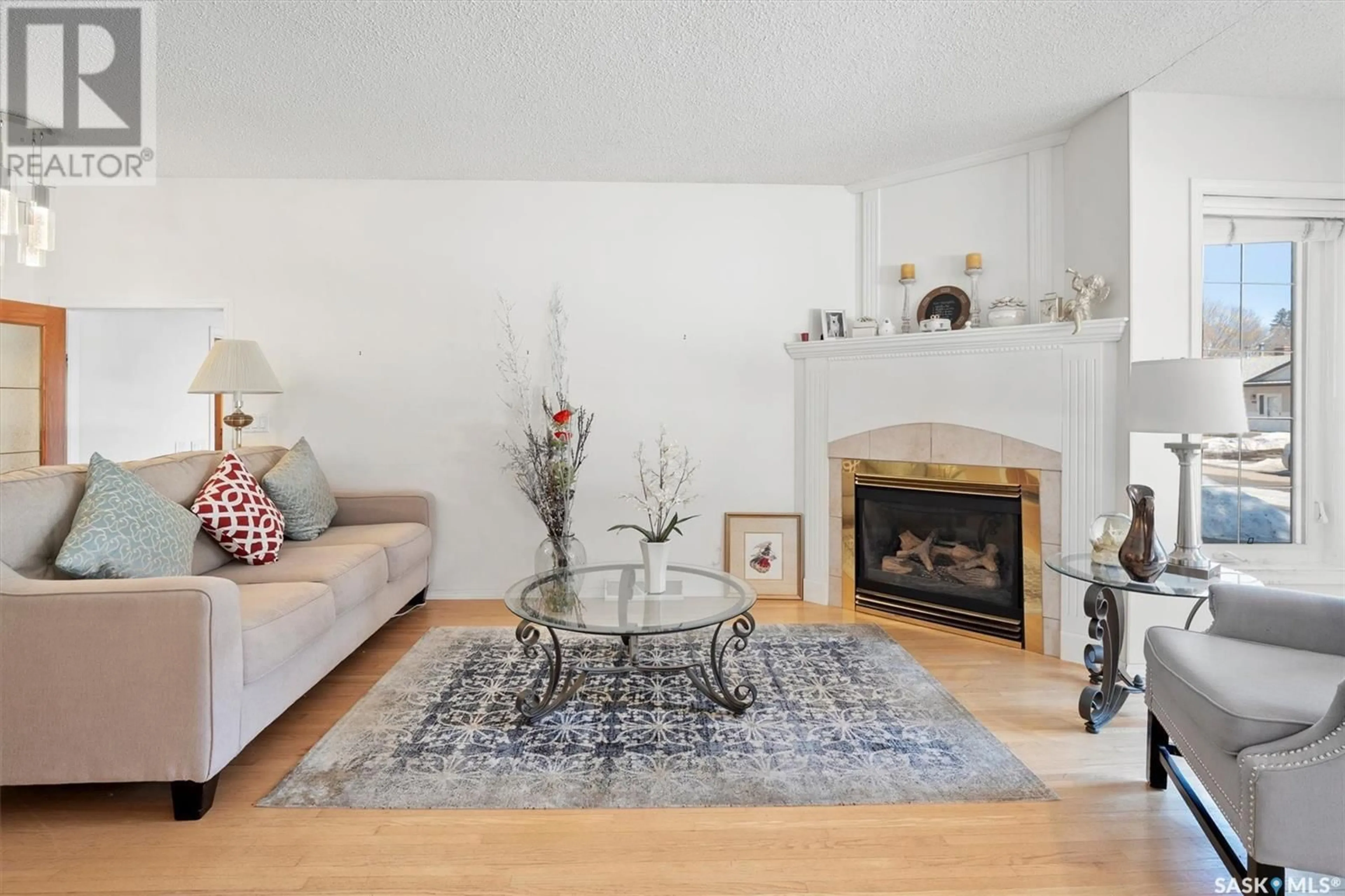 Living room with furniture, unknown for 918 EAST CENTRE, Saskatoon Saskatchewan S7J3A1