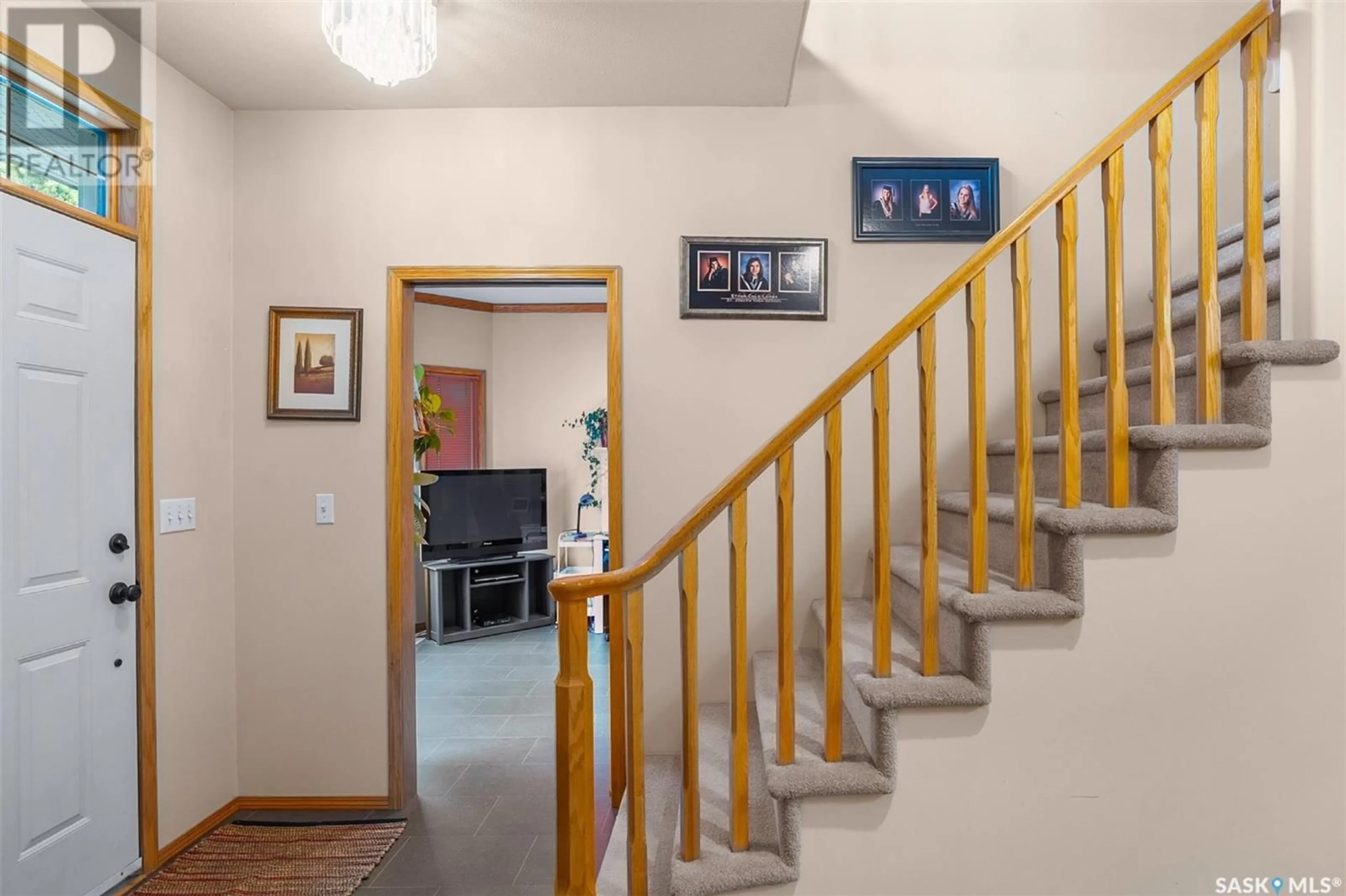 Indoor foyer for 138 EASTMAN COVE, Saskatoon Saskatchewan S7N4K9