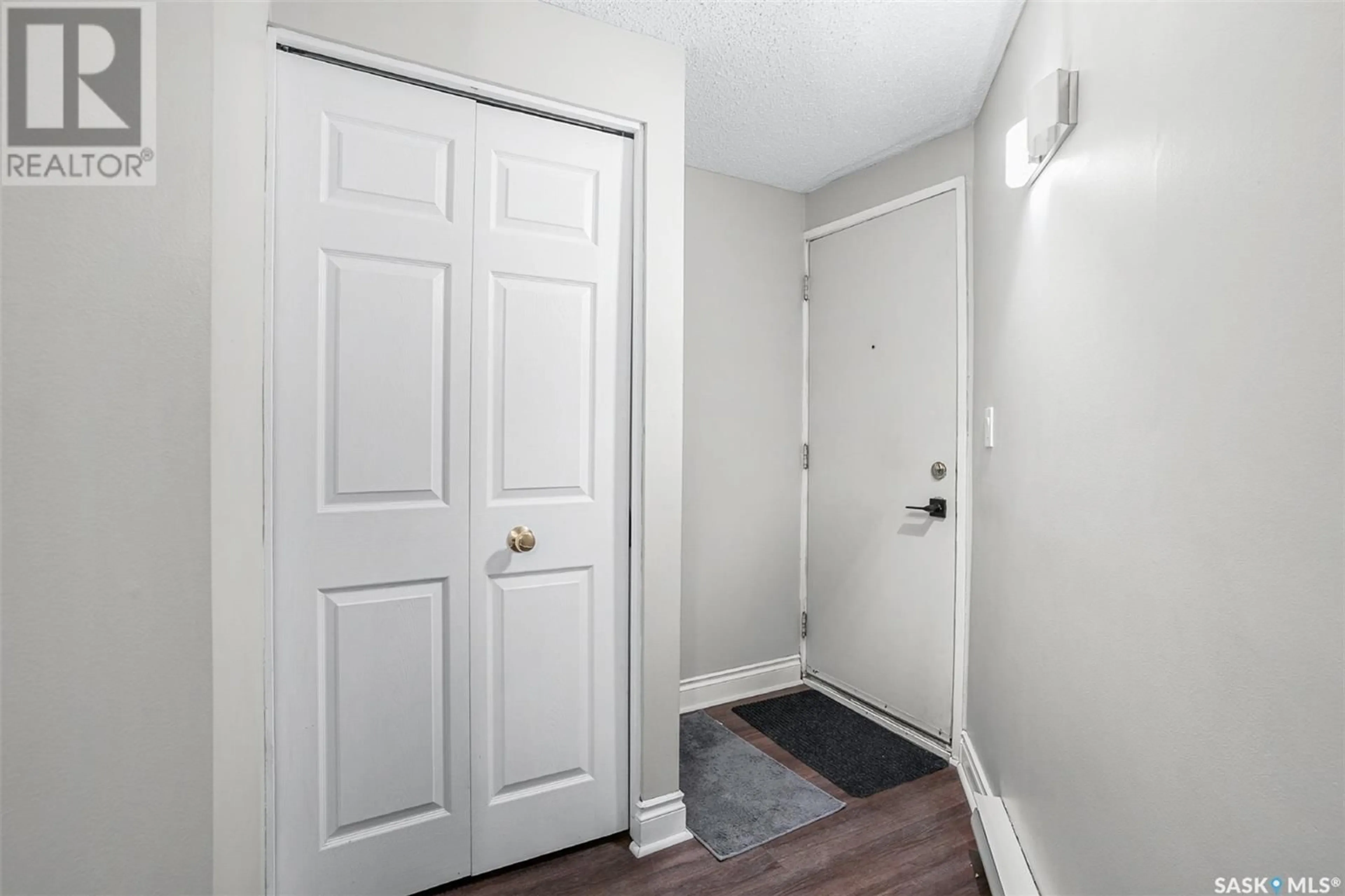 Indoor entryway for 211 - 114 CLARENCE AVENUE, Saskatoon Saskatchewan S7N1H1