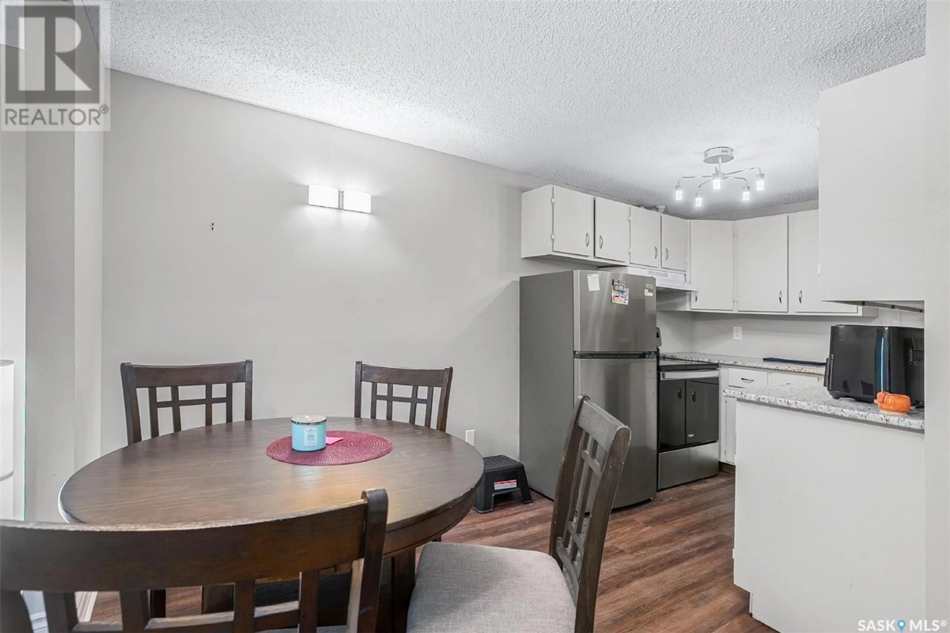 Standard kitchen, wood/laminate floor for 211 - 114 CLARENCE AVENUE, Saskatoon Saskatchewan S7N1H1