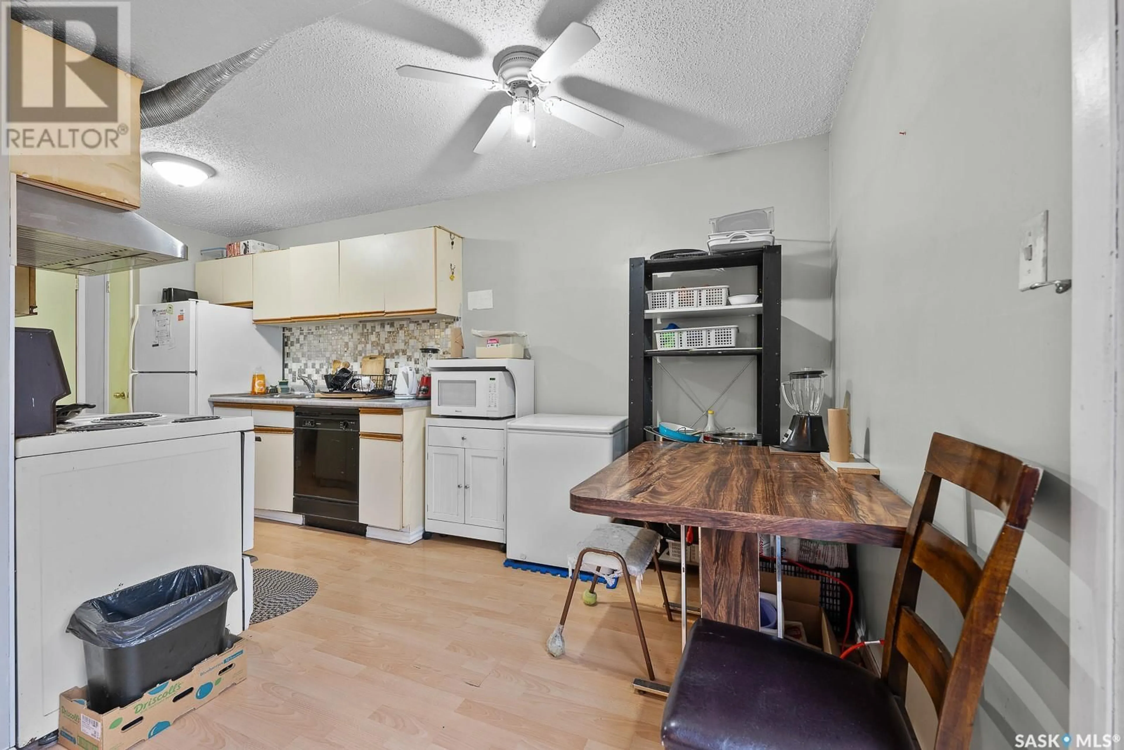 Standard kitchen, unknown for 4220 CASTLE ROAD, Regina Saskatchewan S4S4W1