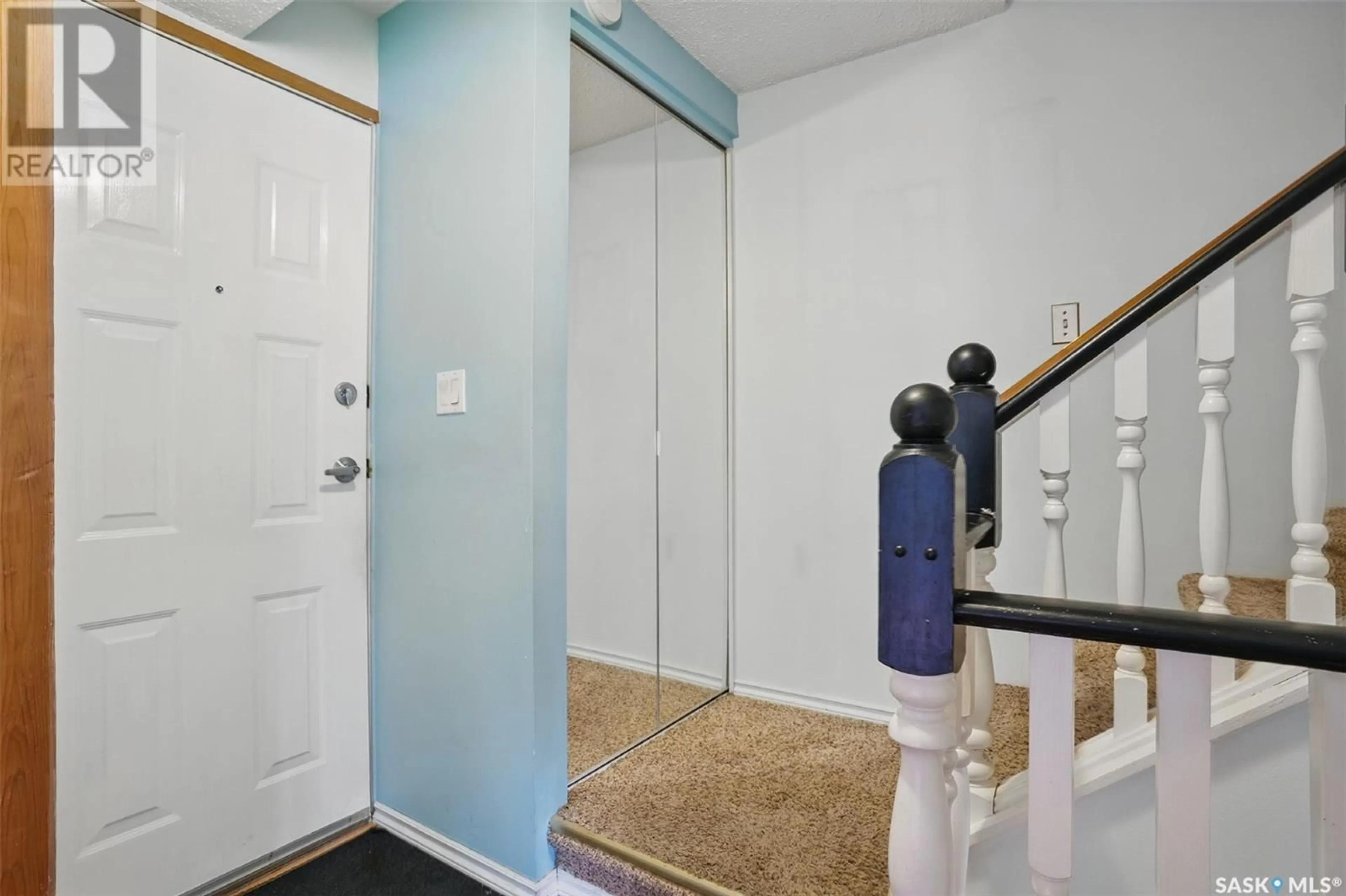 Indoor foyer for 154 227 SAGUENAY DRIVE, Saskatoon Saskatchewan S7K6G4
