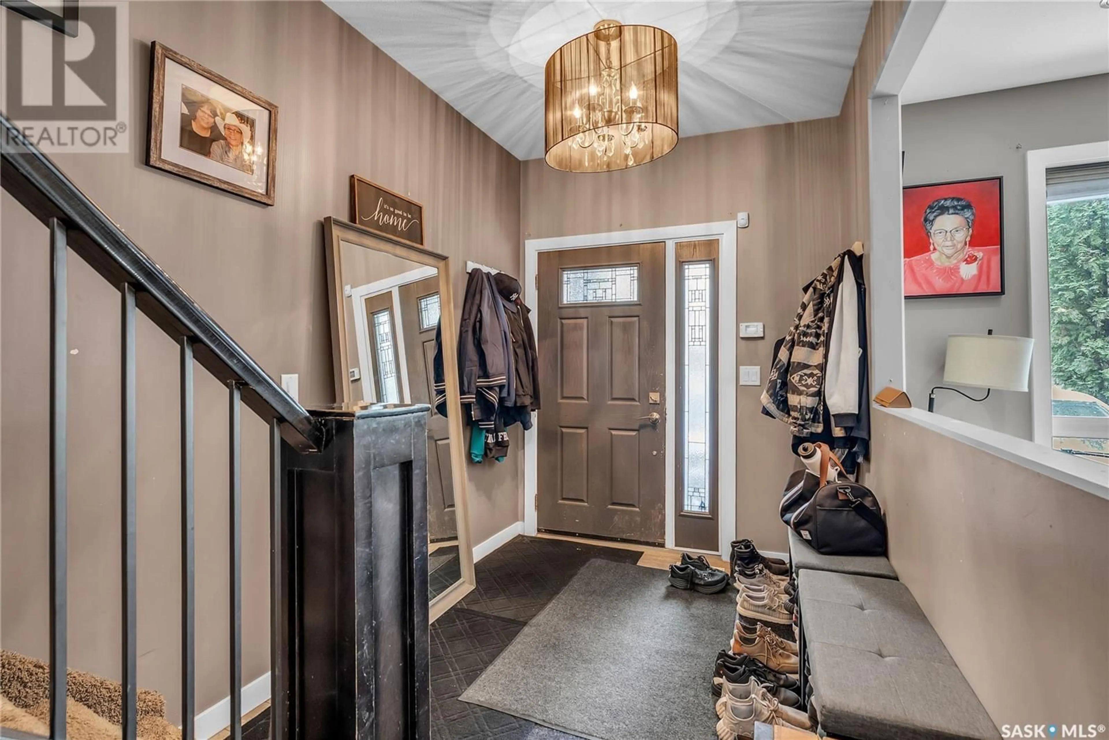 Indoor entryway for 727 6TH STREET, Saskatoon Saskatchewan S7K2S8
