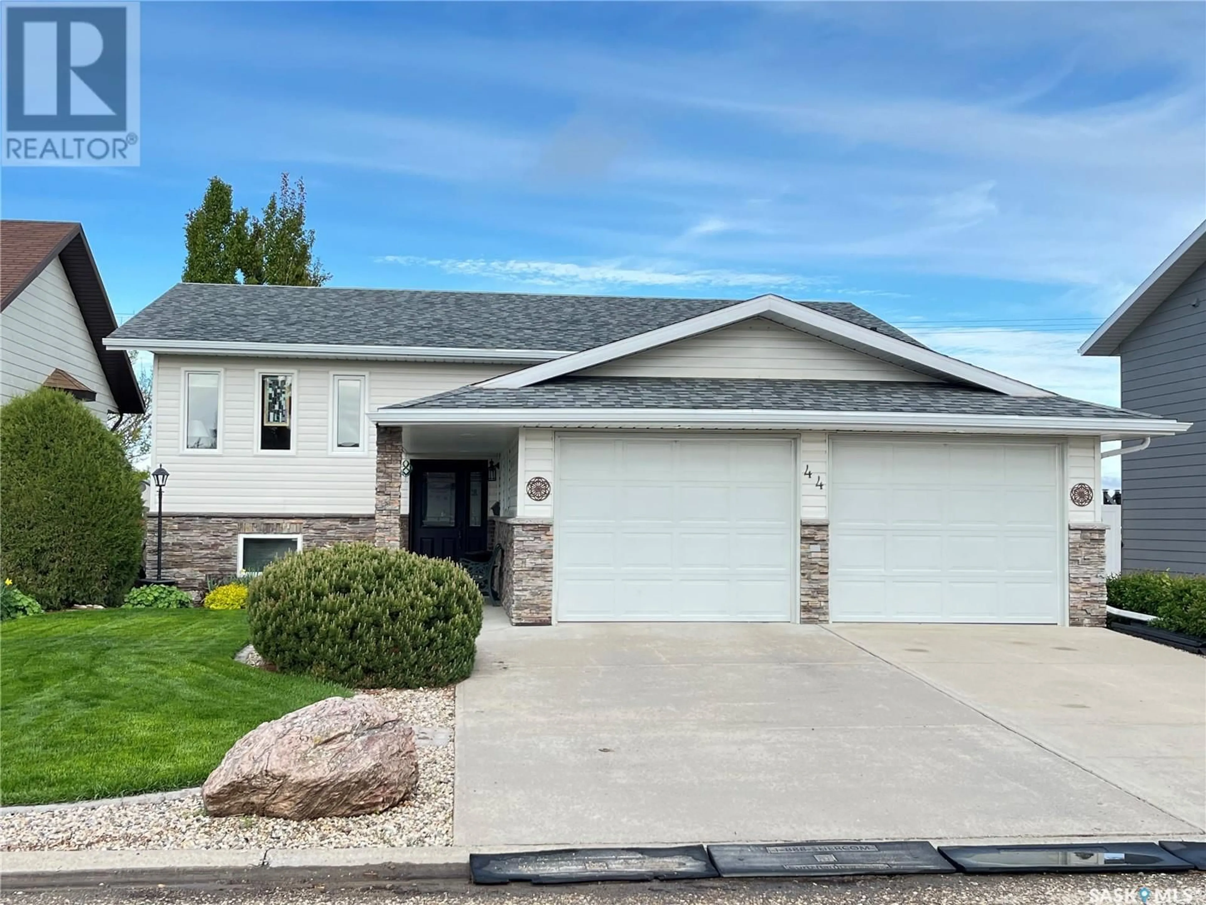 Home with vinyl exterior material, street for 44 HARRIGAN CRESCENT, Maple Creek Saskatchewan S0N1N0