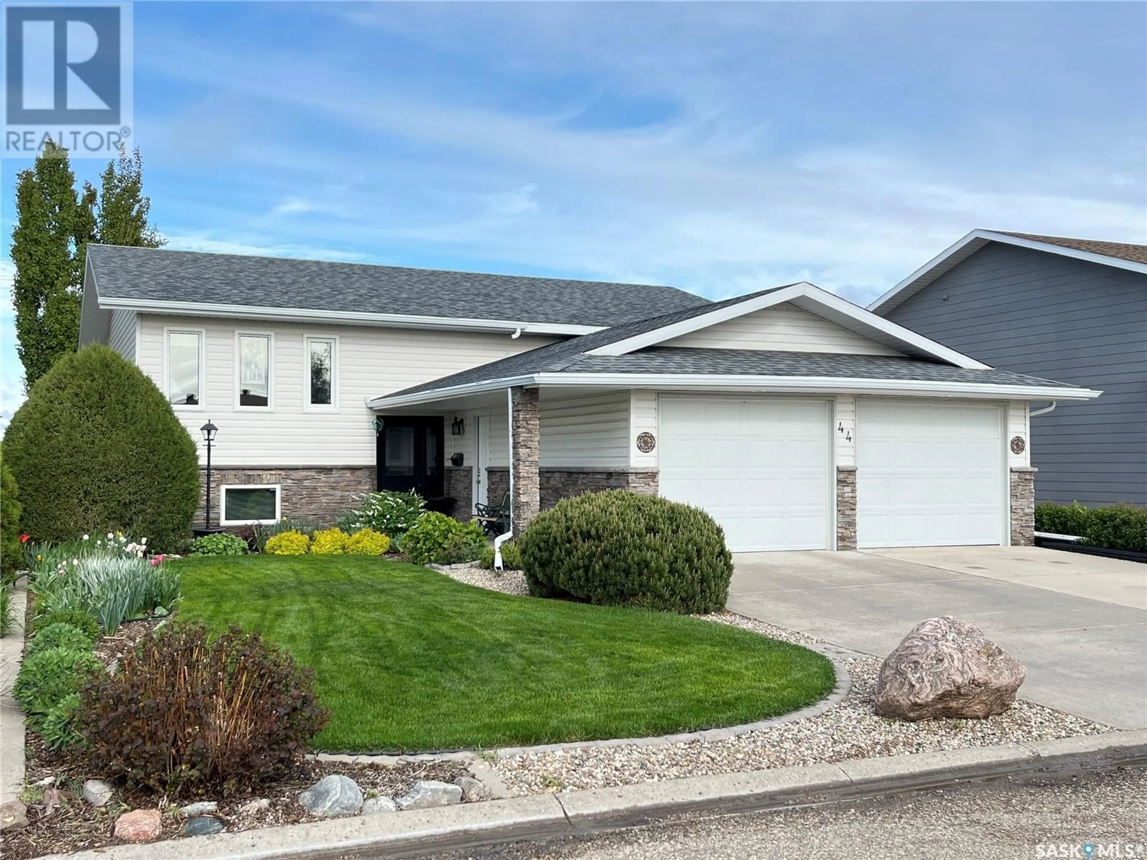 Home with vinyl exterior material, street for 44 HARRIGAN CRESCENT, Maple Creek Saskatchewan S0N1N0