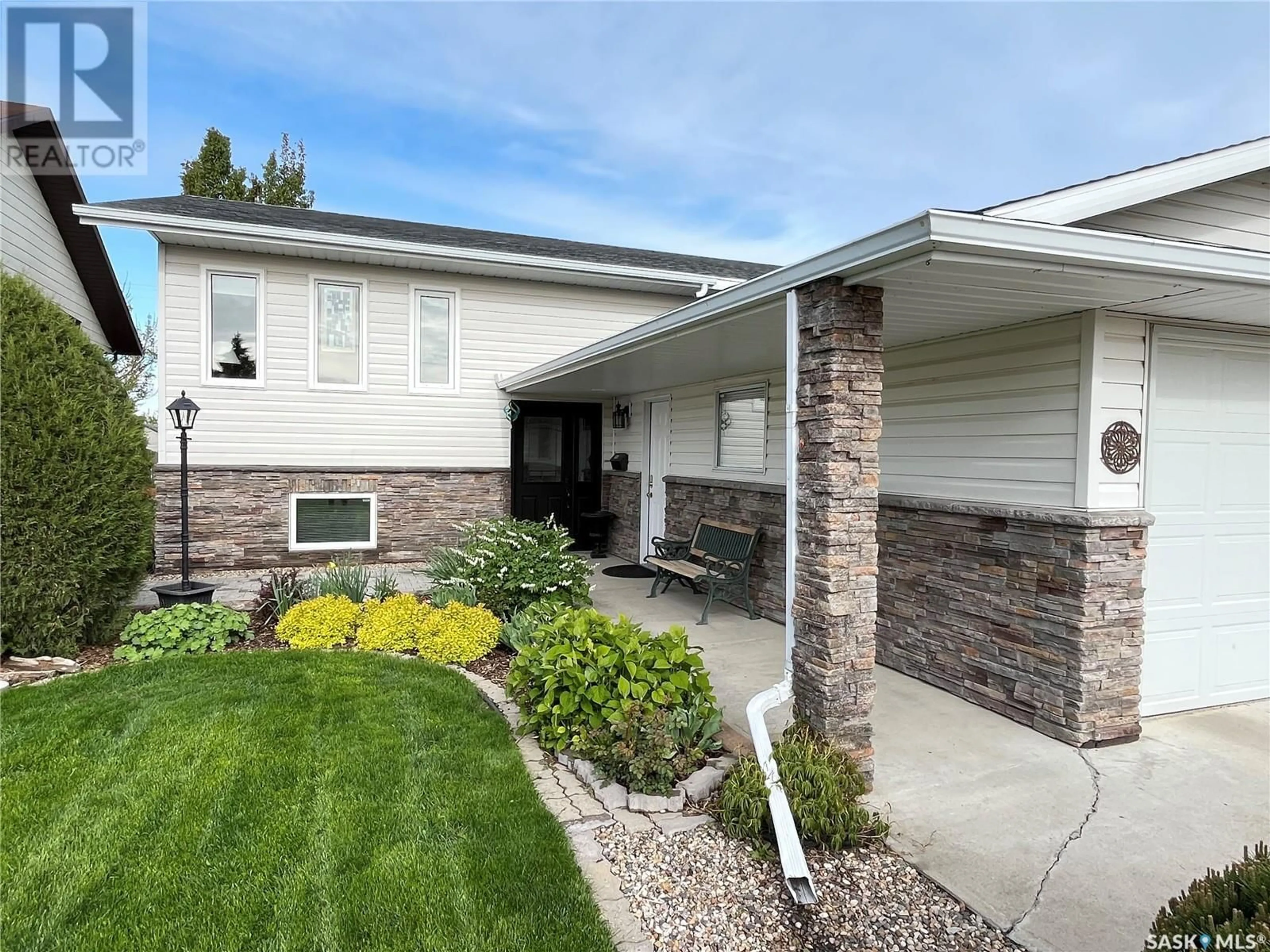 Home with vinyl exterior material, street for 44 HARRIGAN CRESCENT, Maple Creek Saskatchewan S0N1N0