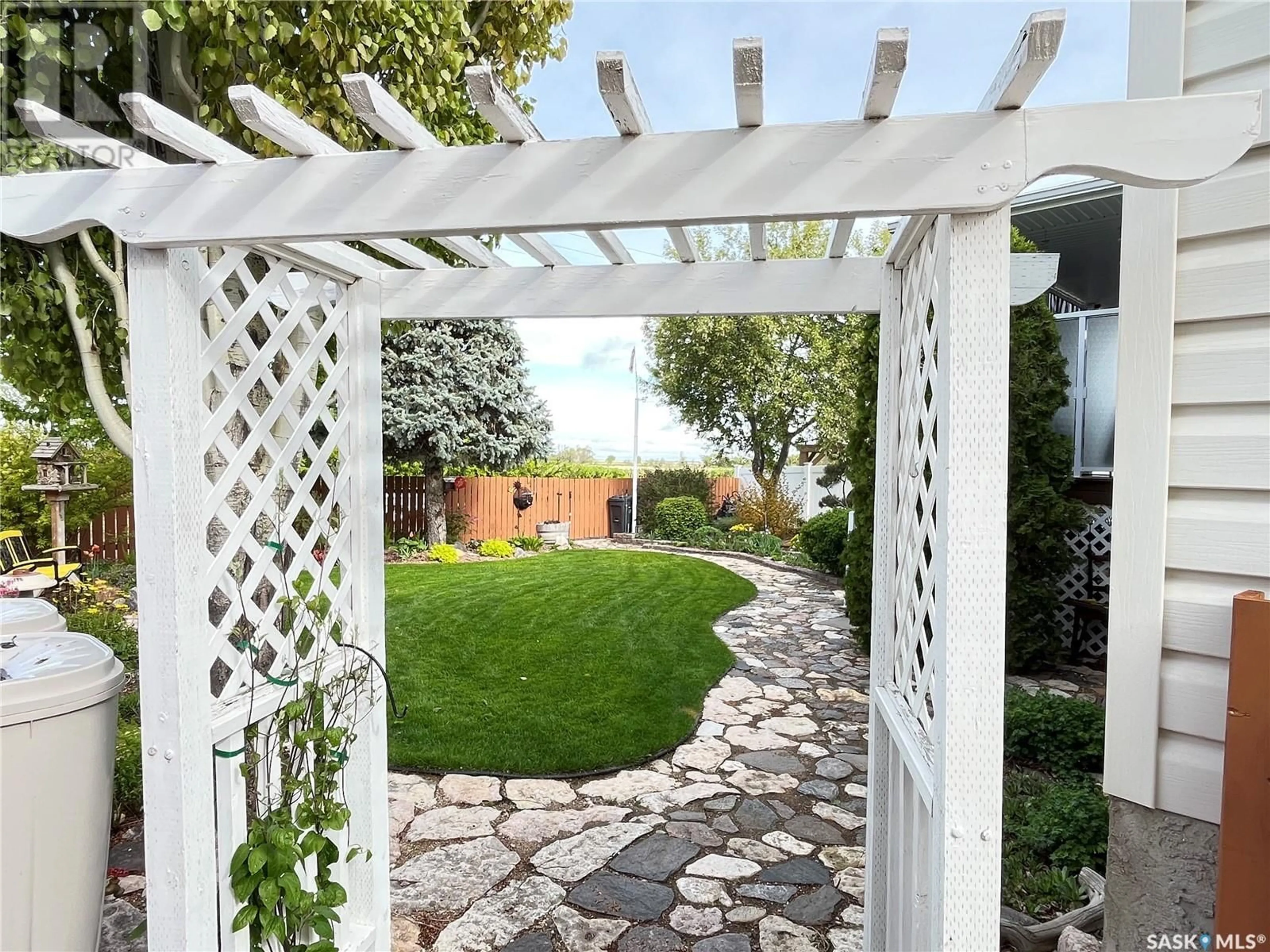 Patio, street for 44 HARRIGAN CRESCENT, Maple Creek Saskatchewan S0N1N0