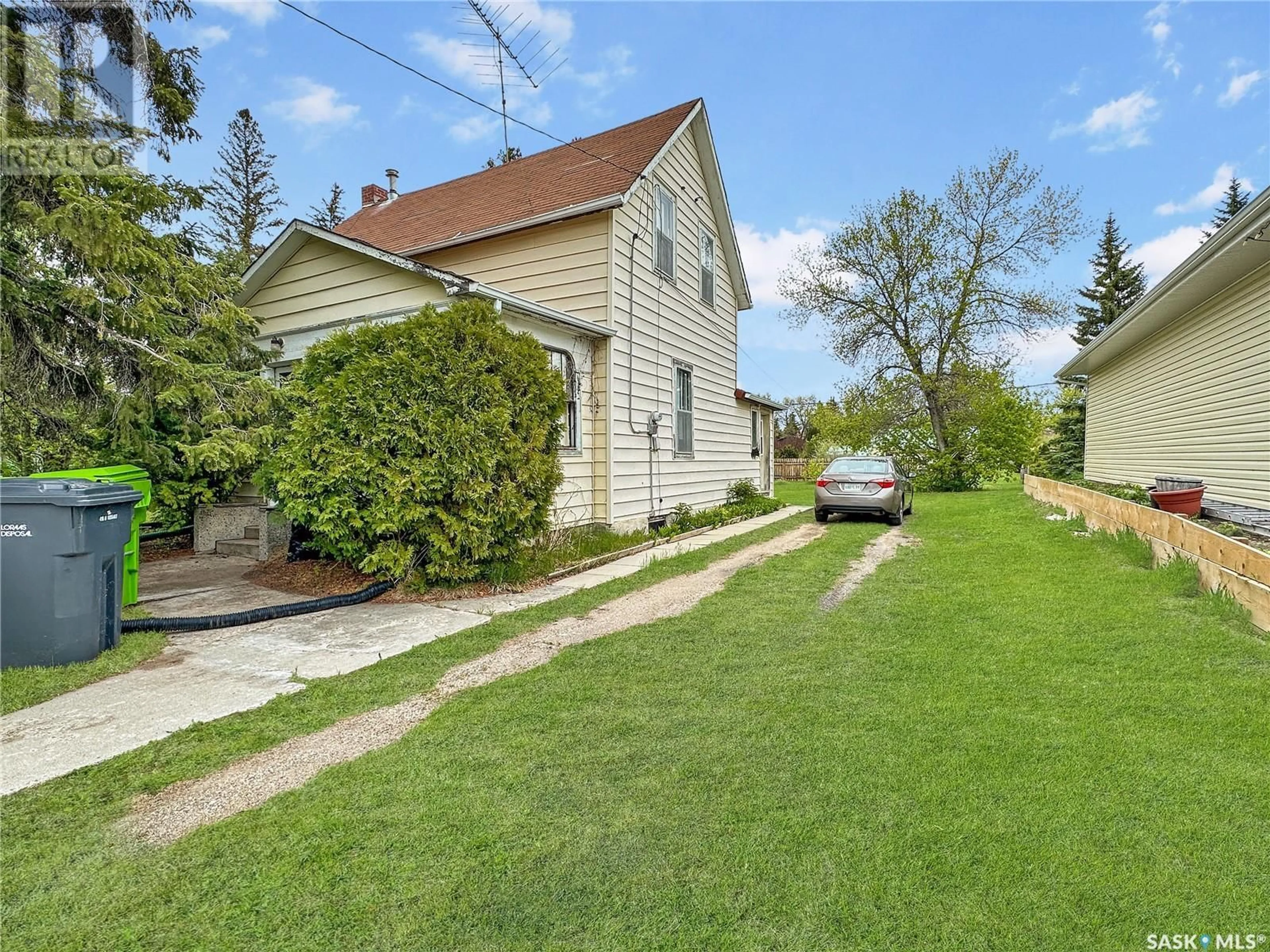 A pic from outside/outdoor area/front of a property/back of a property/a pic from drone, street for 815 BUXTON STREET, Indian Head Saskatchewan S0G2K0