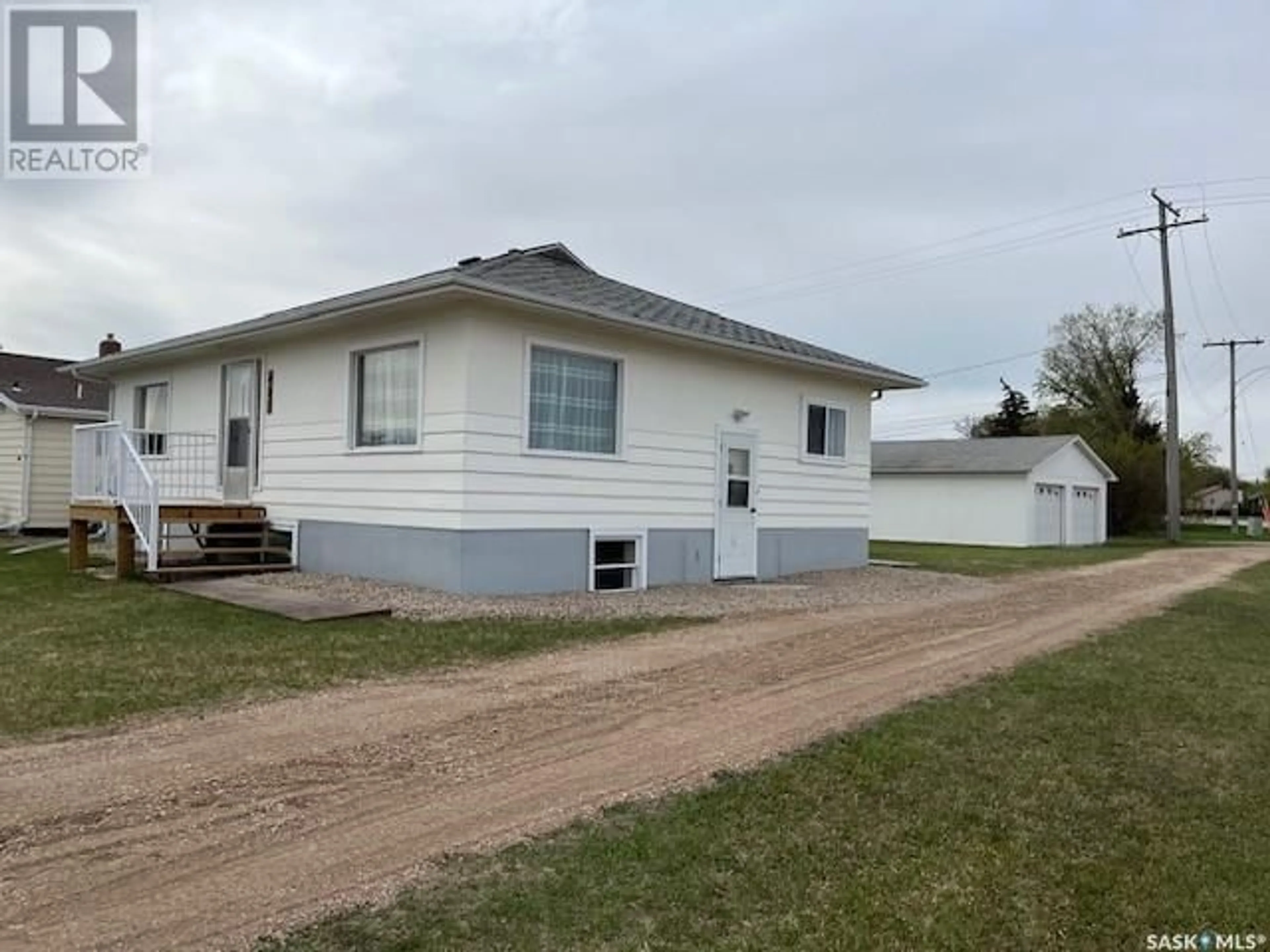 Home with vinyl exterior material, building for 405 BURNS AVENUE, Melfort Saskatchewan S0E1A0