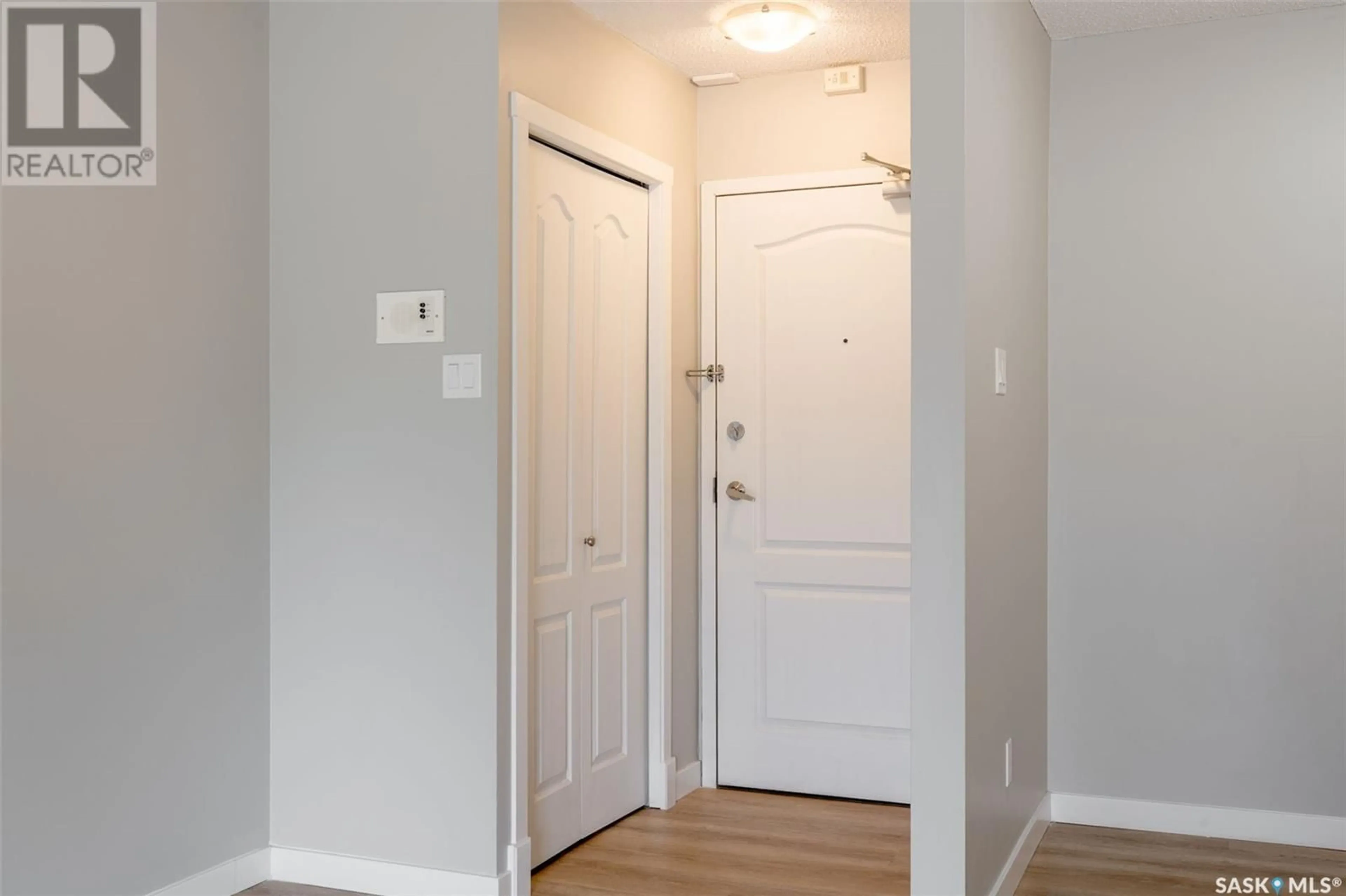 Indoor entryway for 305B - 1121 MCKERCHER DRIVE, Saskatoon Saskatchewan S7H5B8