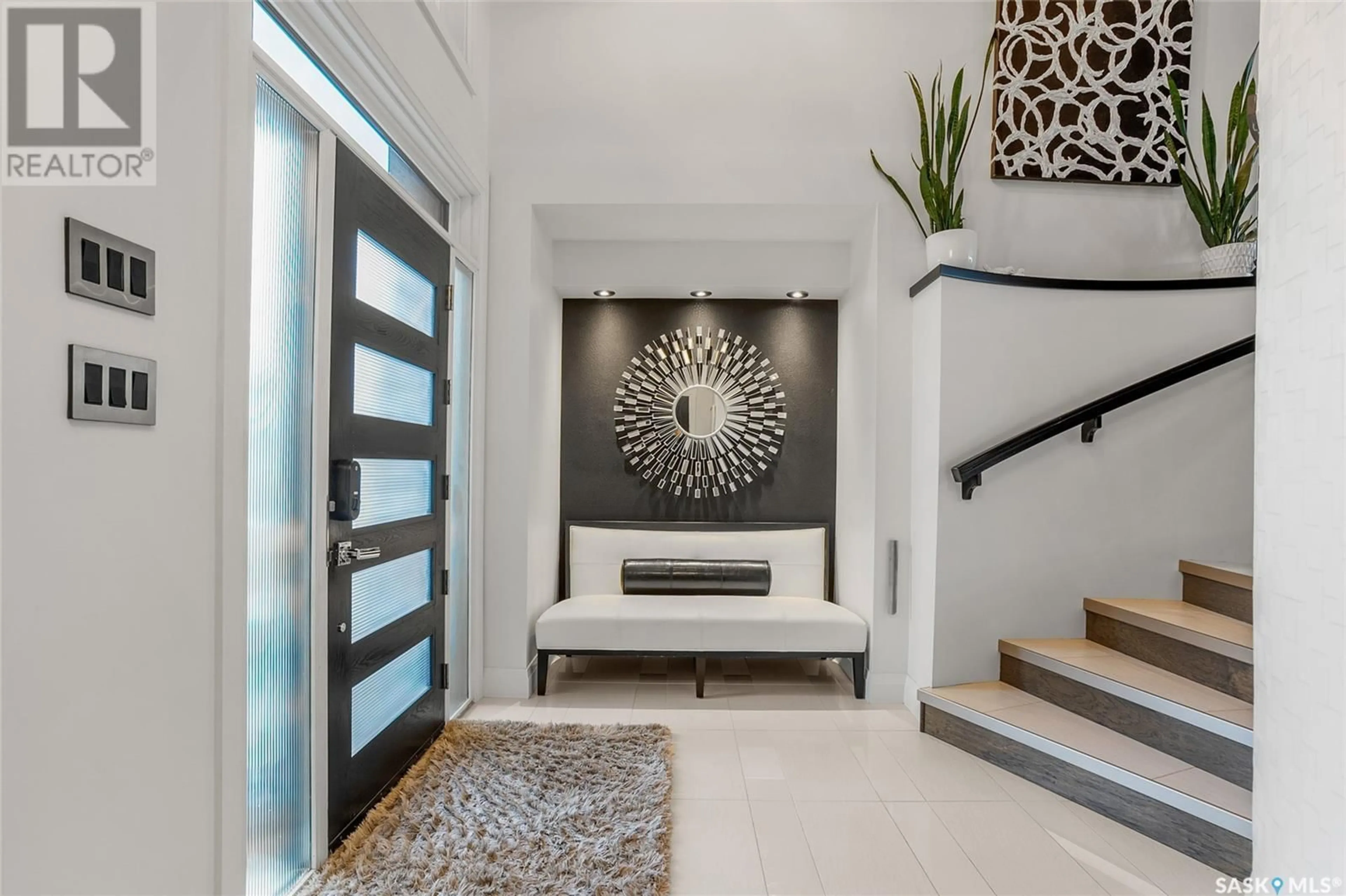 Indoor entryway for 527 HASTINGS CRESCENT, Saskatoon Saskatchewan S7V0E2