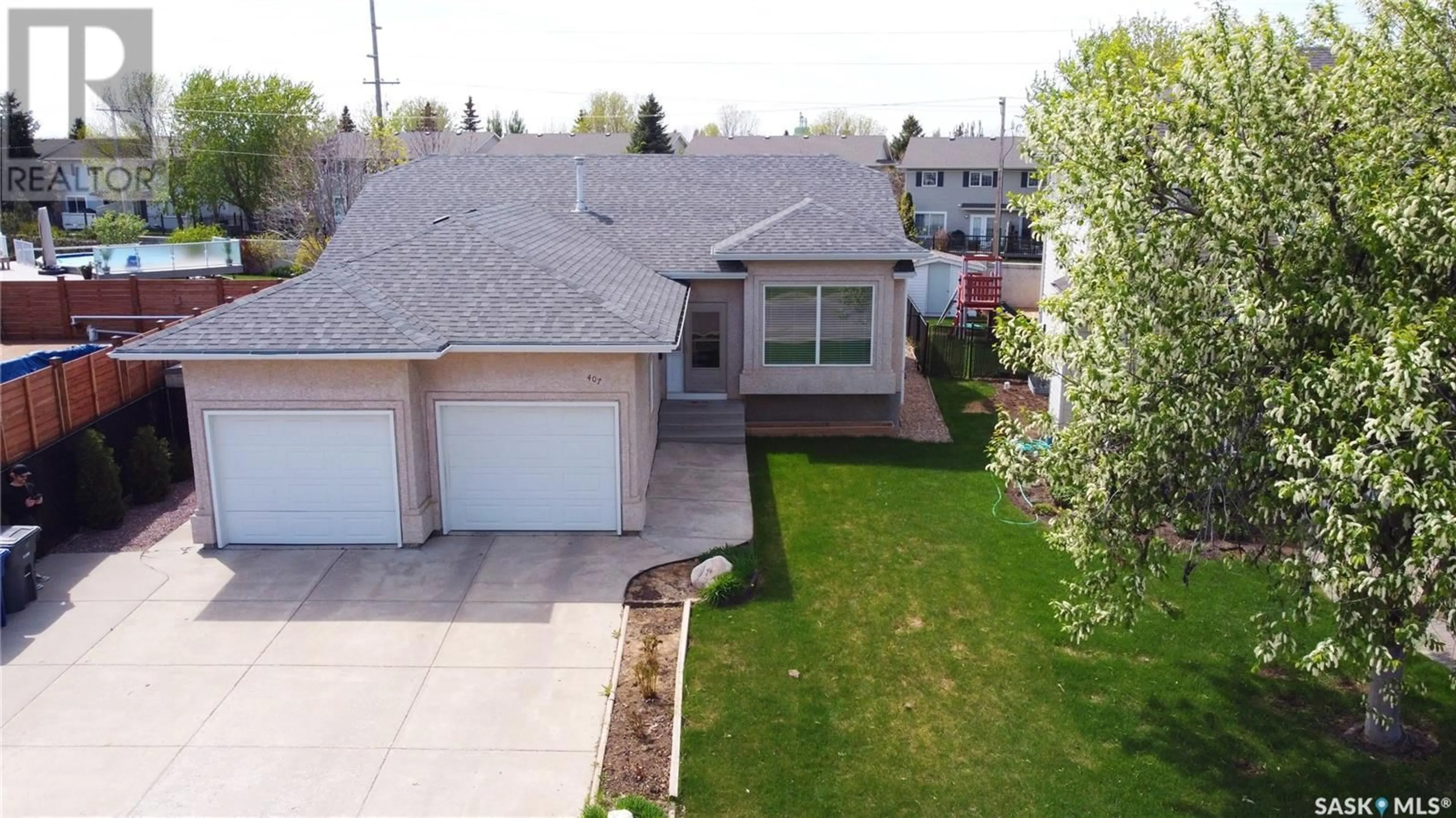 A pic from outside/outdoor area/front of a property/back of a property/a pic from drone, street for 407 ADASKIN COVE, Saskatoon Saskatchewan S7N4P4
