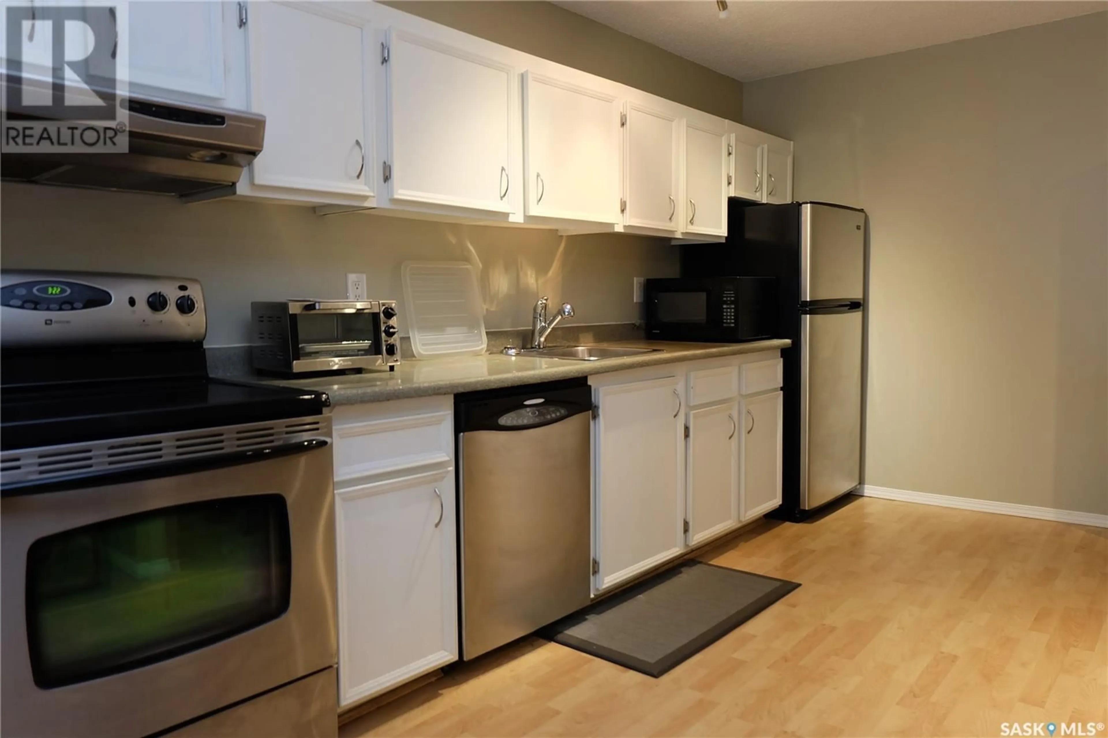 Standard kitchen, wood/laminate floor for 203 - 536 4TH AVENUE, Saskatoon Saskatchewan S7K2M7
