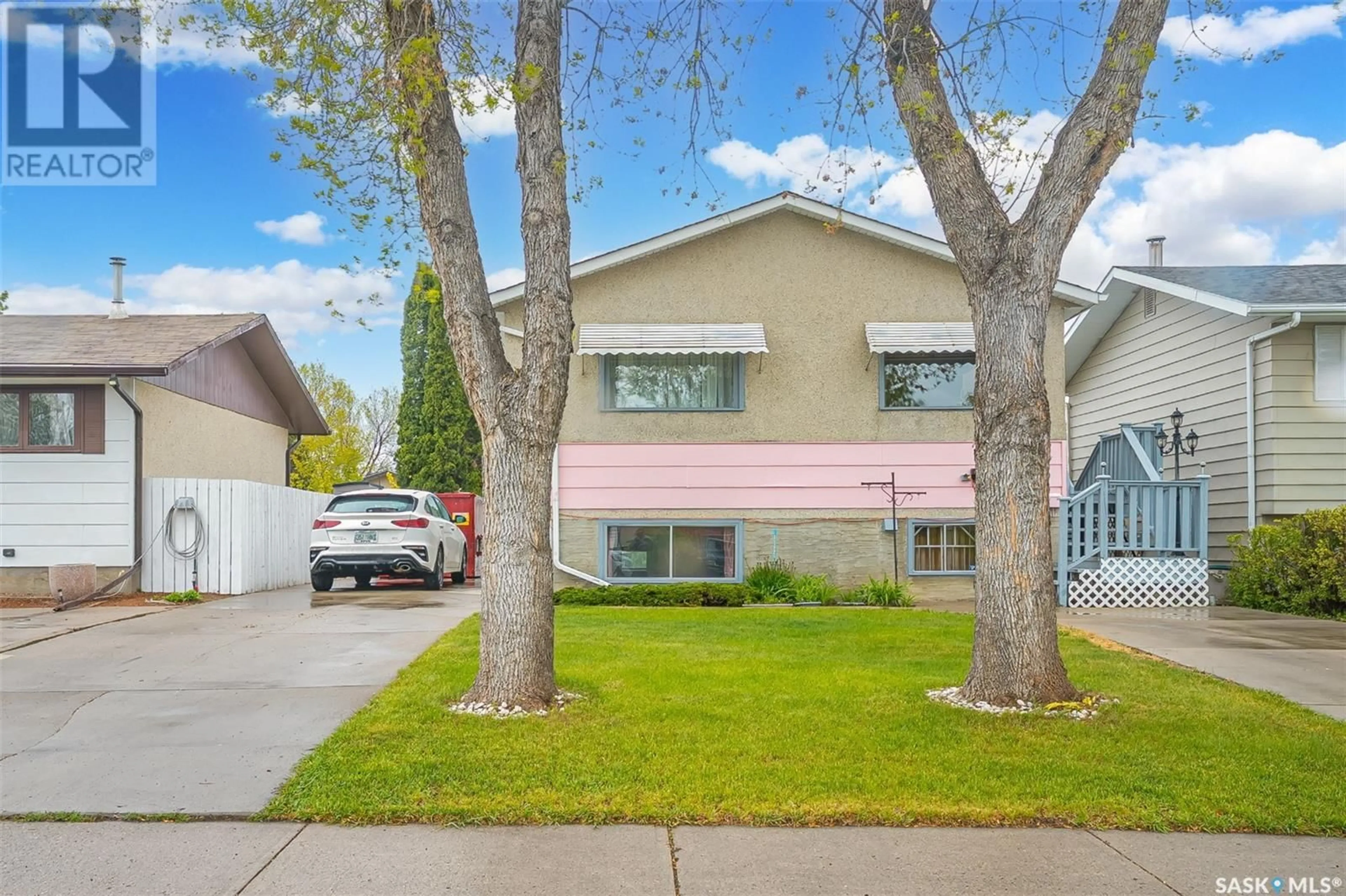 Home with vinyl exterior material, street for 254 MOWAT CRESCENT, Saskatoon Saskatchewan S7L4Y2