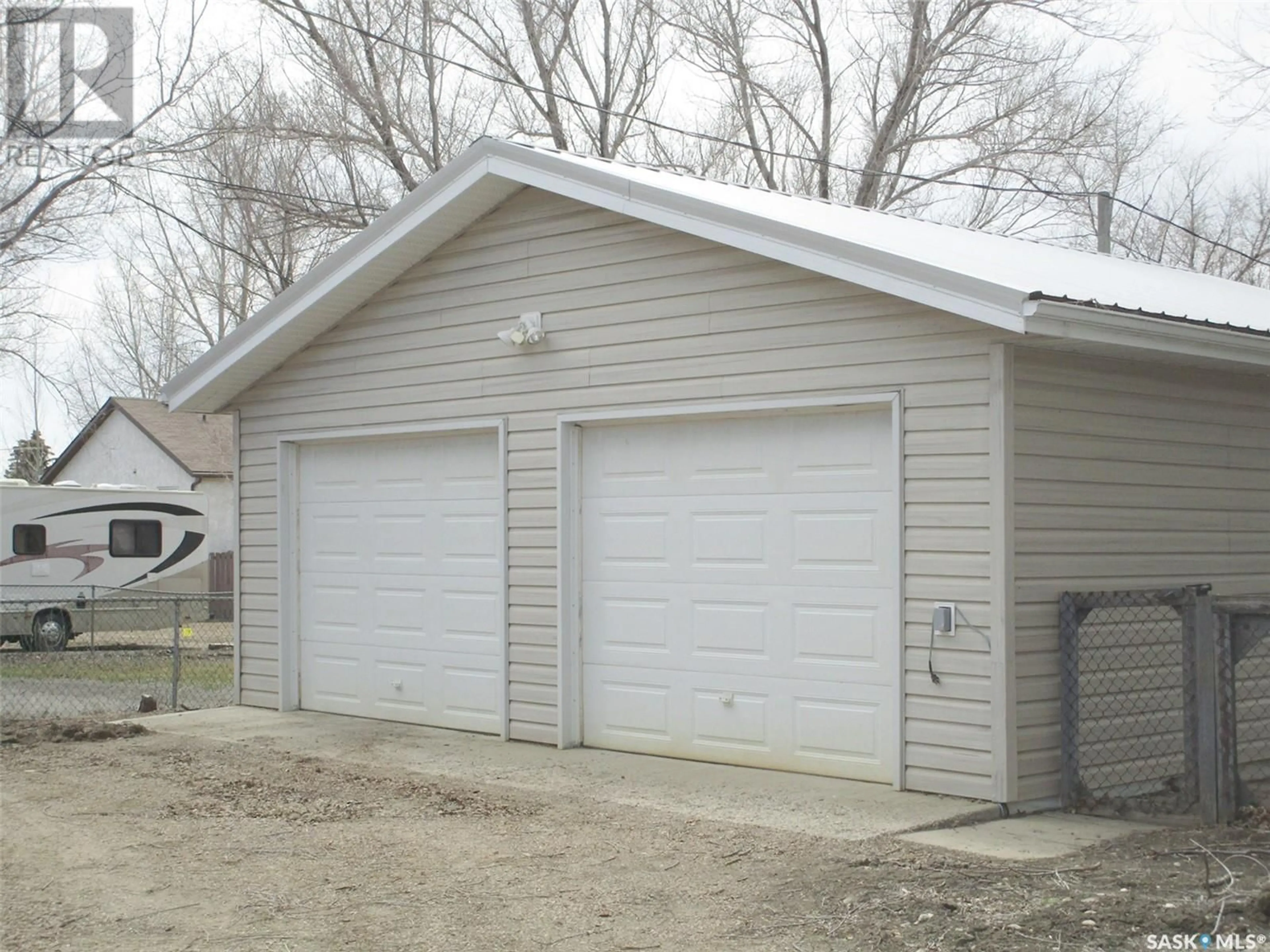 Indoor garage for 125 4TH STREET, Coronach Saskatchewan S0H0Z0