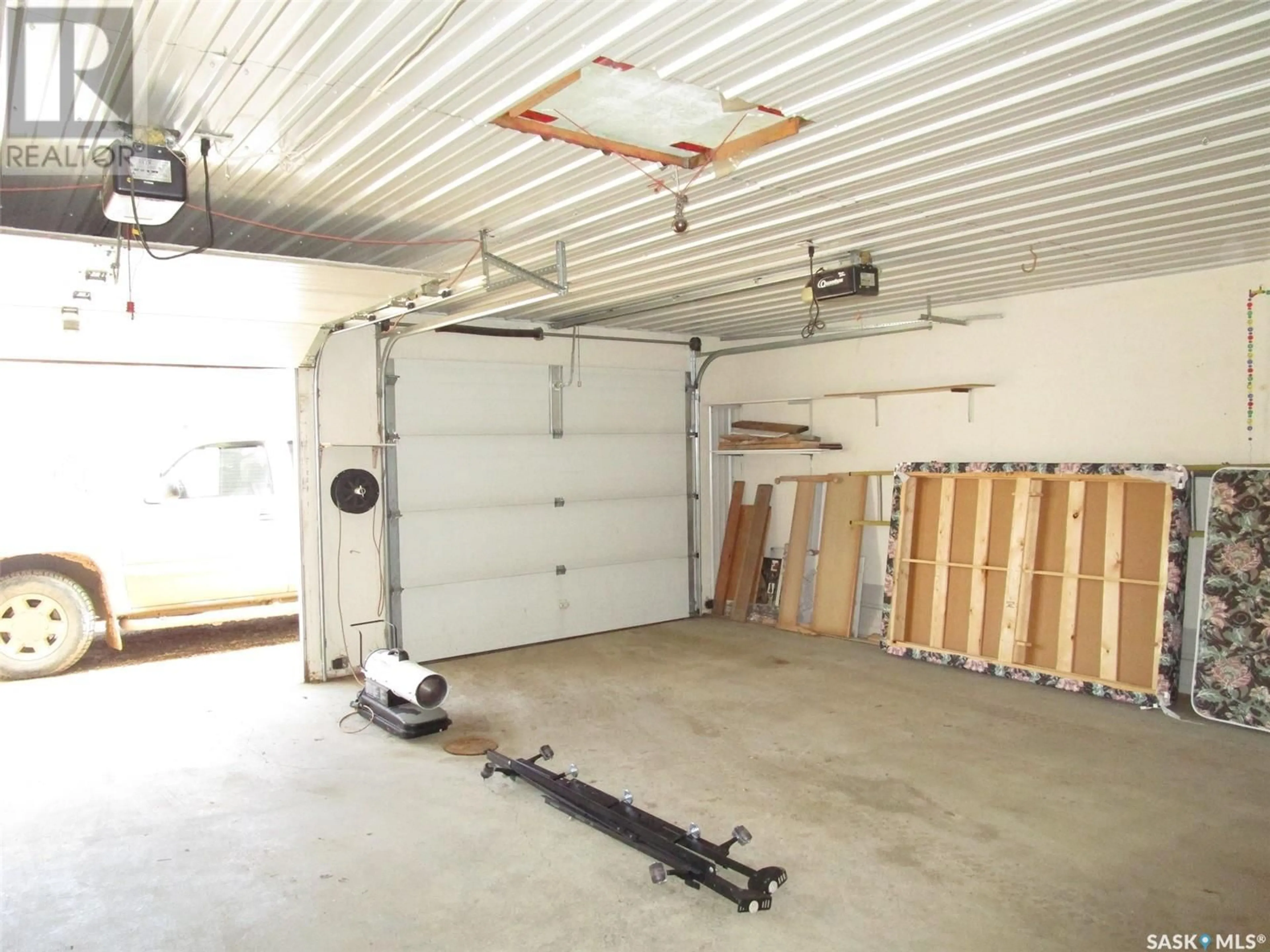 Indoor garage for 125 4TH STREET, Coronach Saskatchewan S0H0Z0