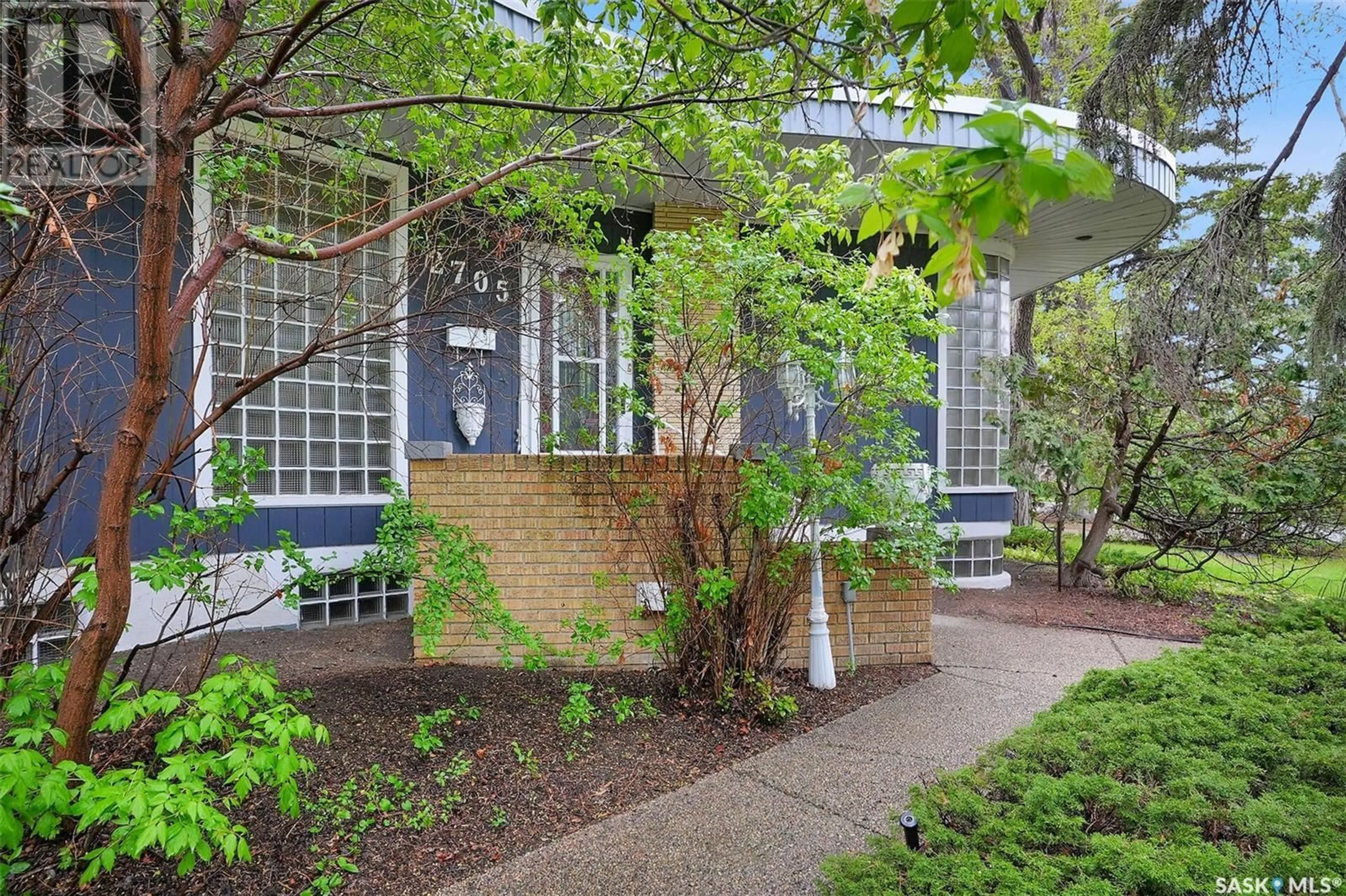 Patio, street for 2705 SINTON AVENUE, Regina Saskatchewan S4S1K2