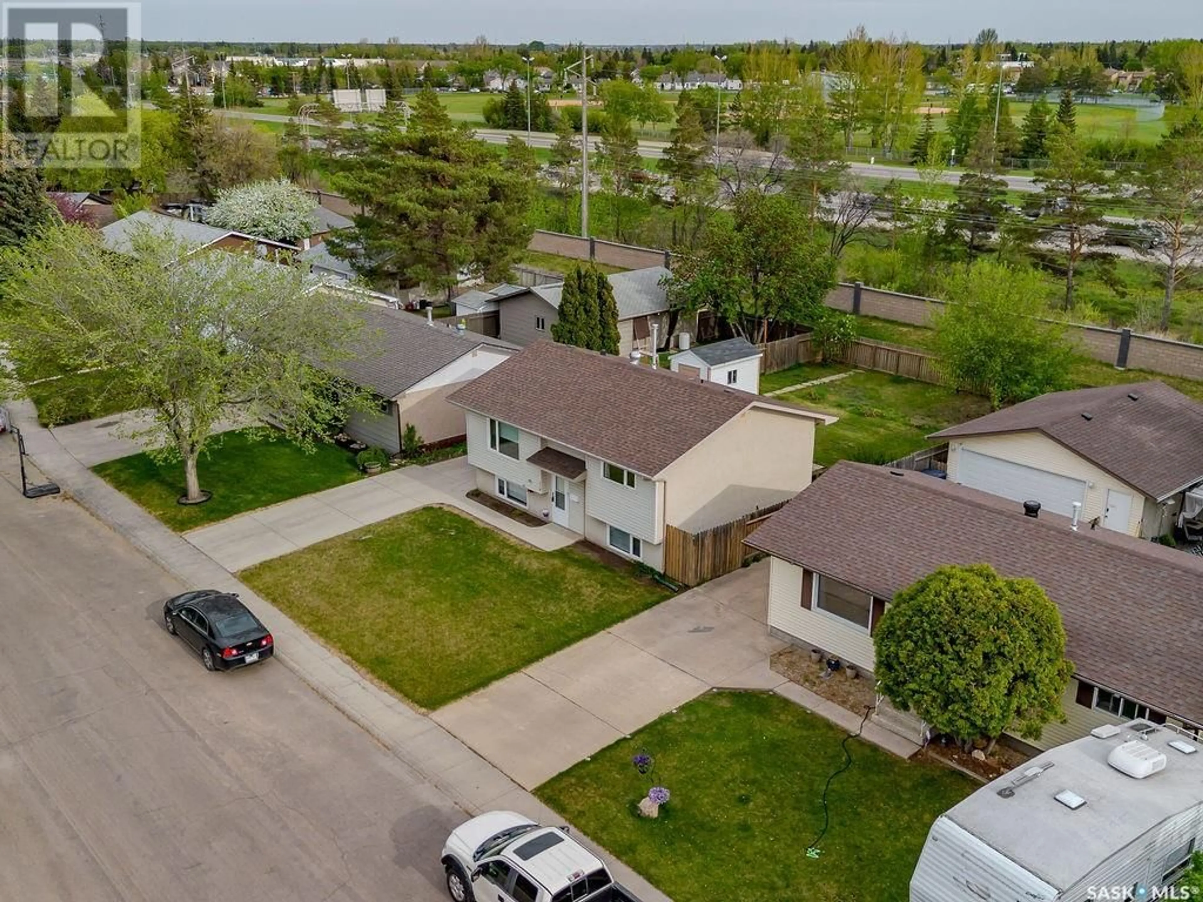 A pic from outside/outdoor area/front of a property/back of a property/a pic from drone, street for 218 TACHE CRESCENT, Saskatoon Saskatchewan S7L5G3