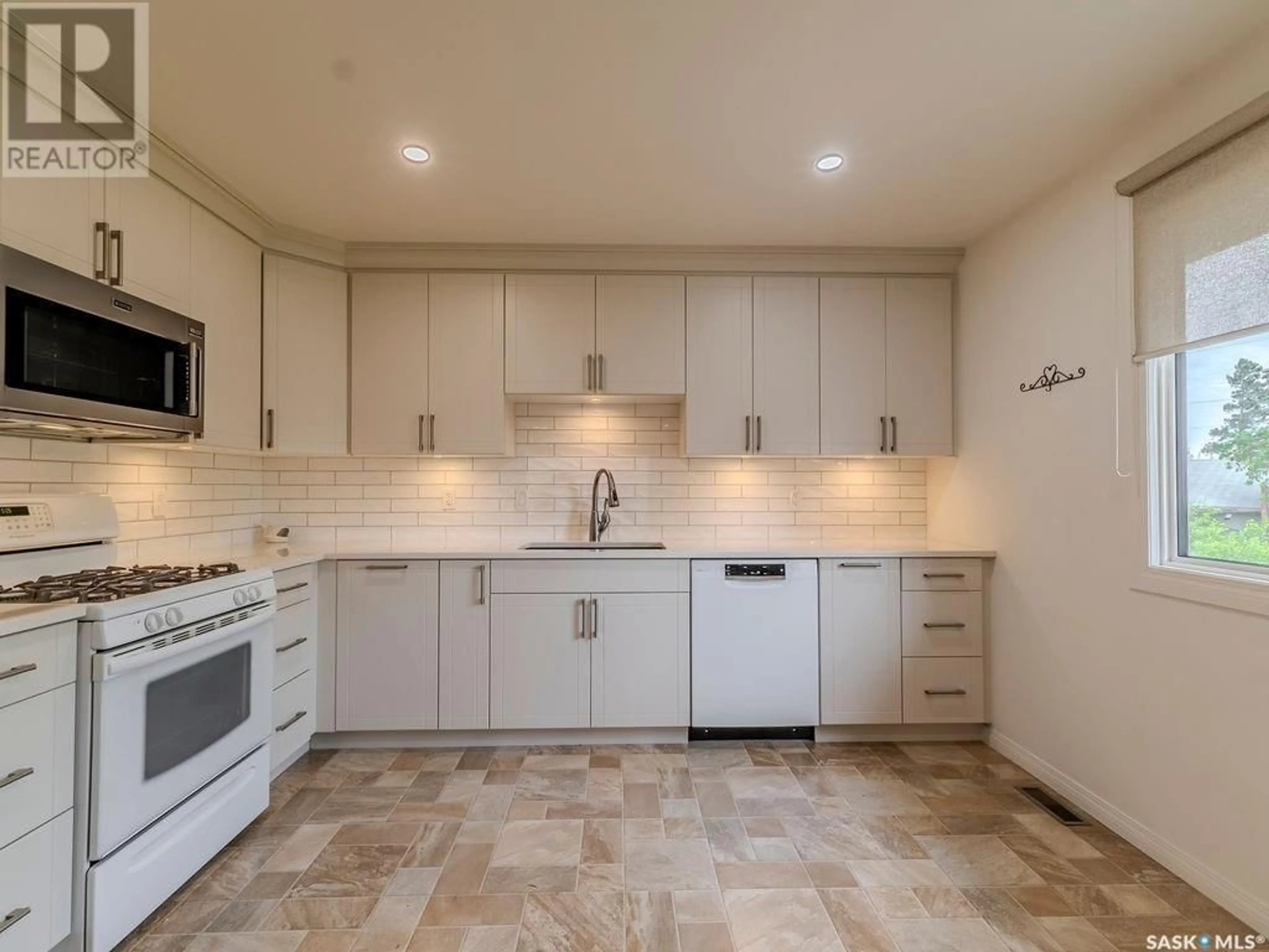 Open concept kitchen, ceramic/tile floor for 218 TACHE CRESCENT, Saskatoon Saskatchewan S7L5G3