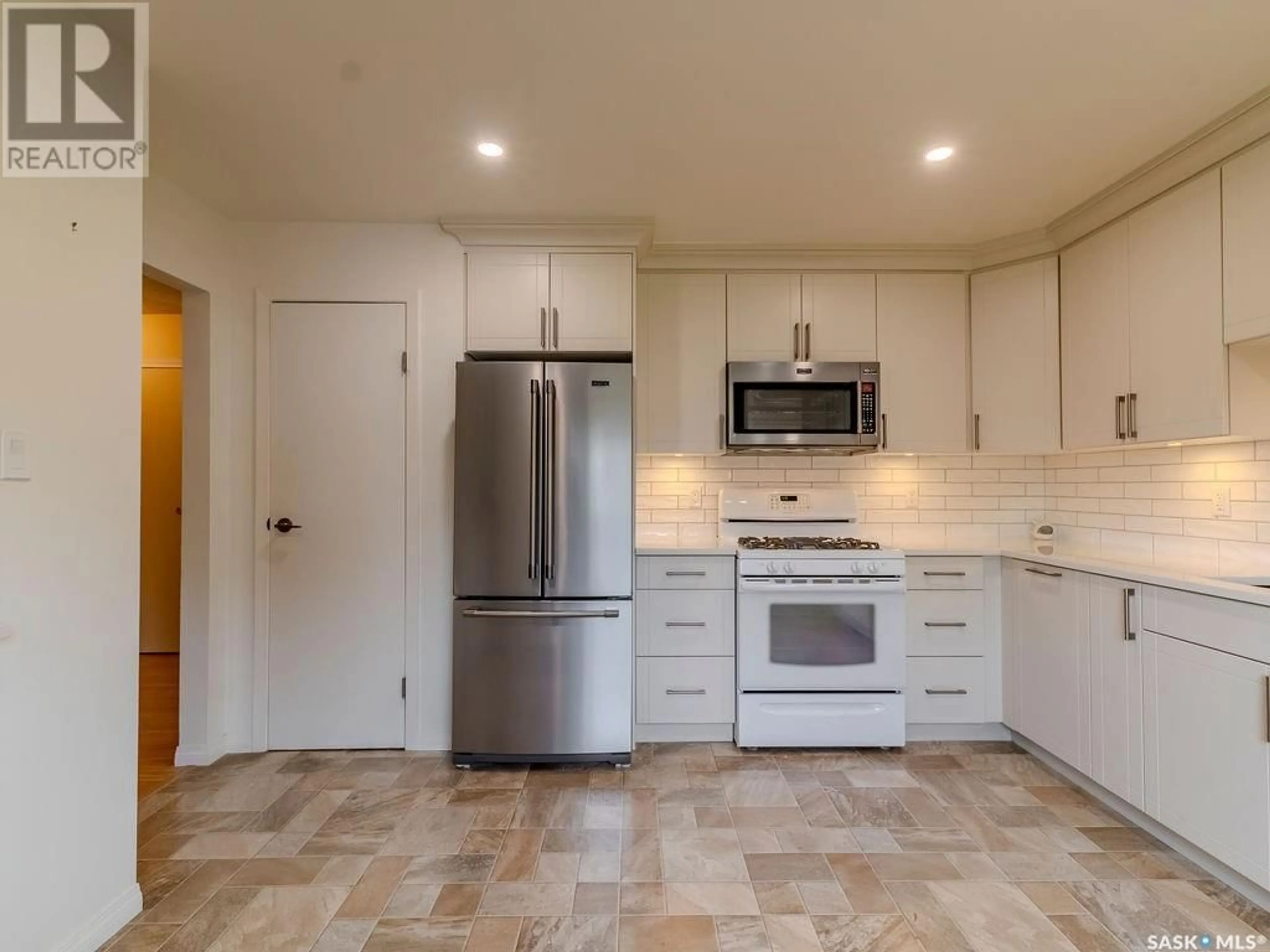 Open concept kitchen, ceramic/tile floor for 218 TACHE CRESCENT, Saskatoon Saskatchewan S7L5G3