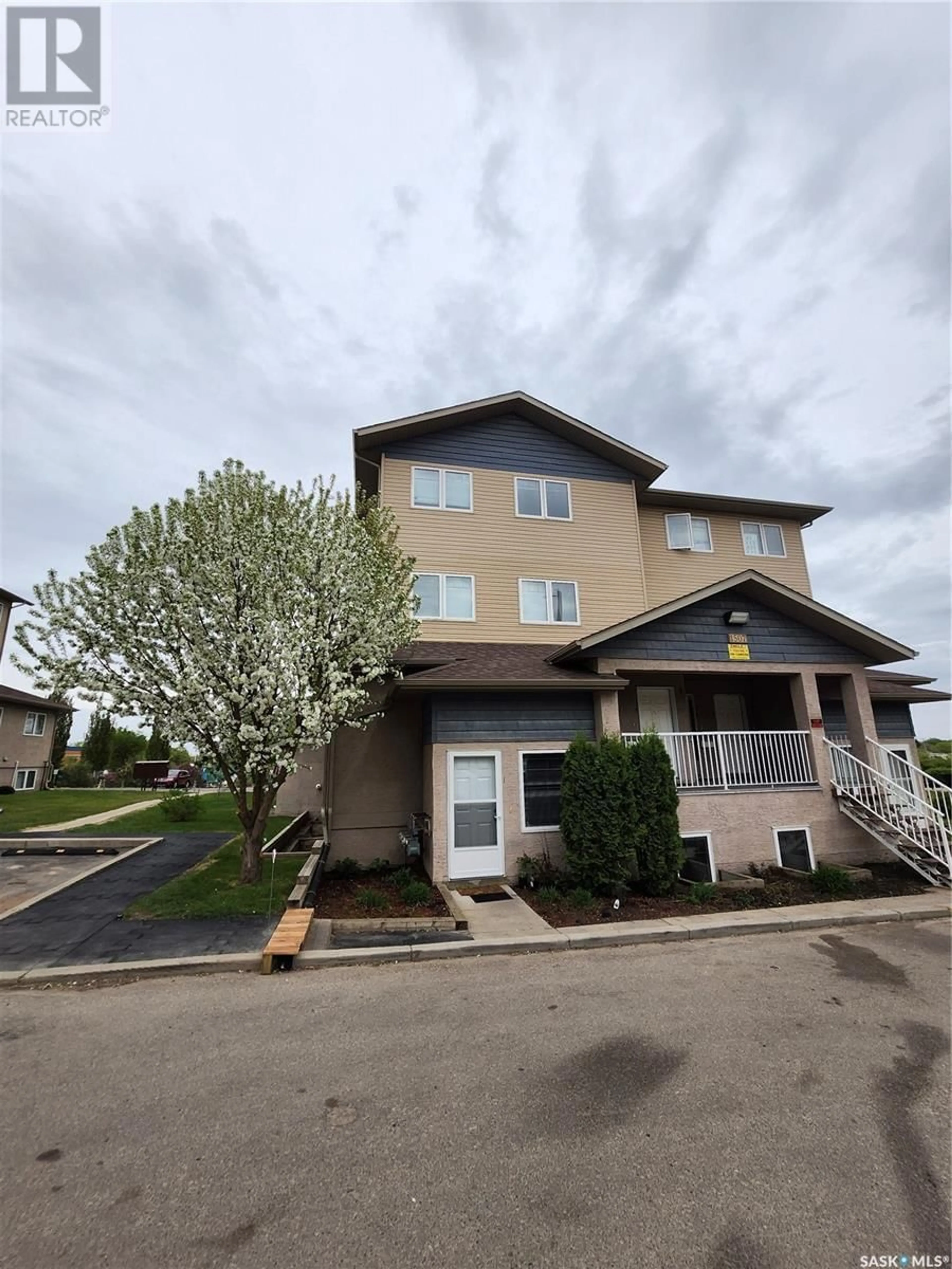 A pic from outside/outdoor area/front of a property/back of a property/a pic from drone, street for 1 - 1507 19TH STREET, Saskatoon Saskatchewan S7M3R1
