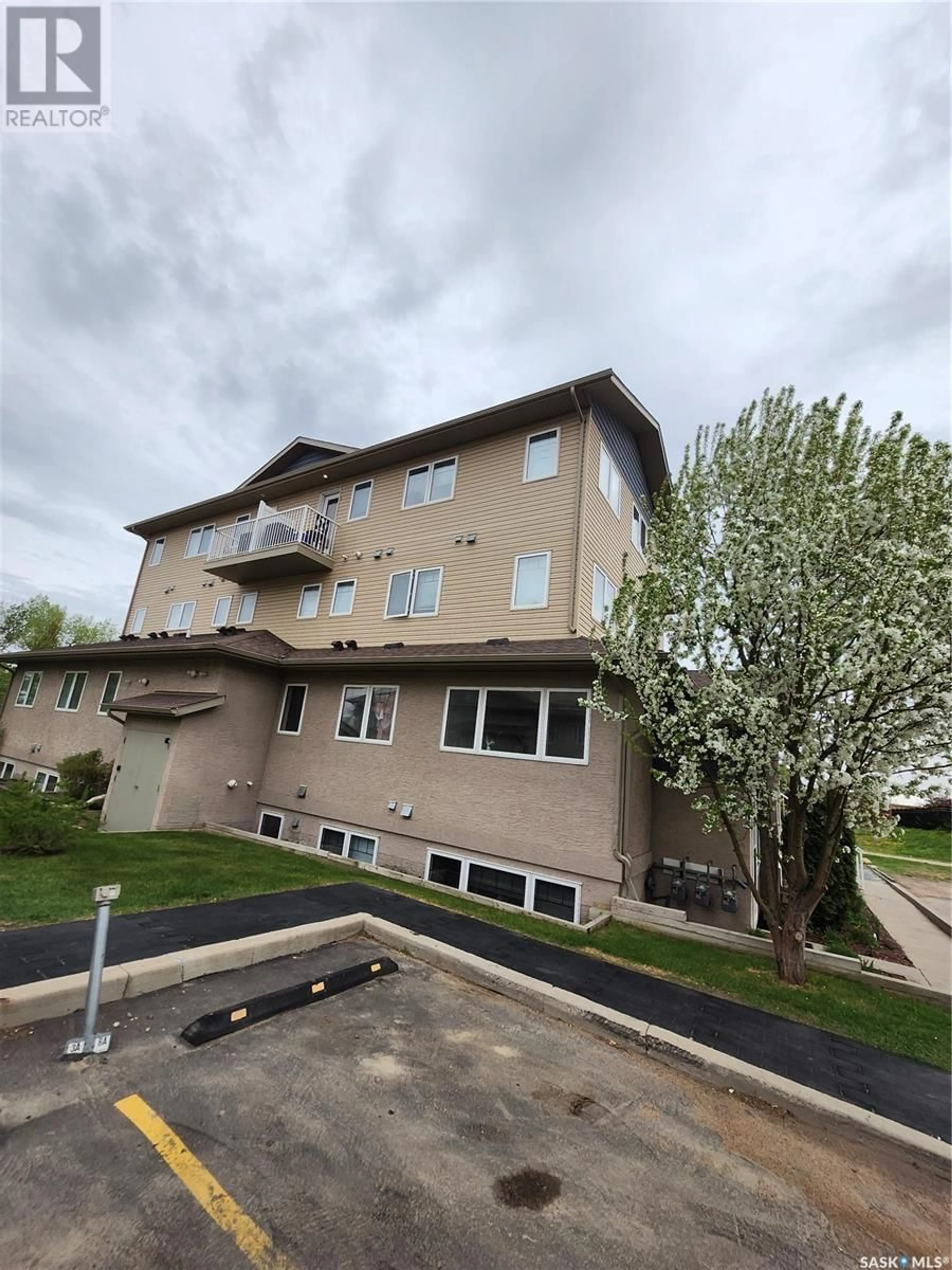 A pic from outside/outdoor area/front of a property/back of a property/a pic from drone, building for 1 - 1507 19TH STREET, Saskatoon Saskatchewan S7M3R1