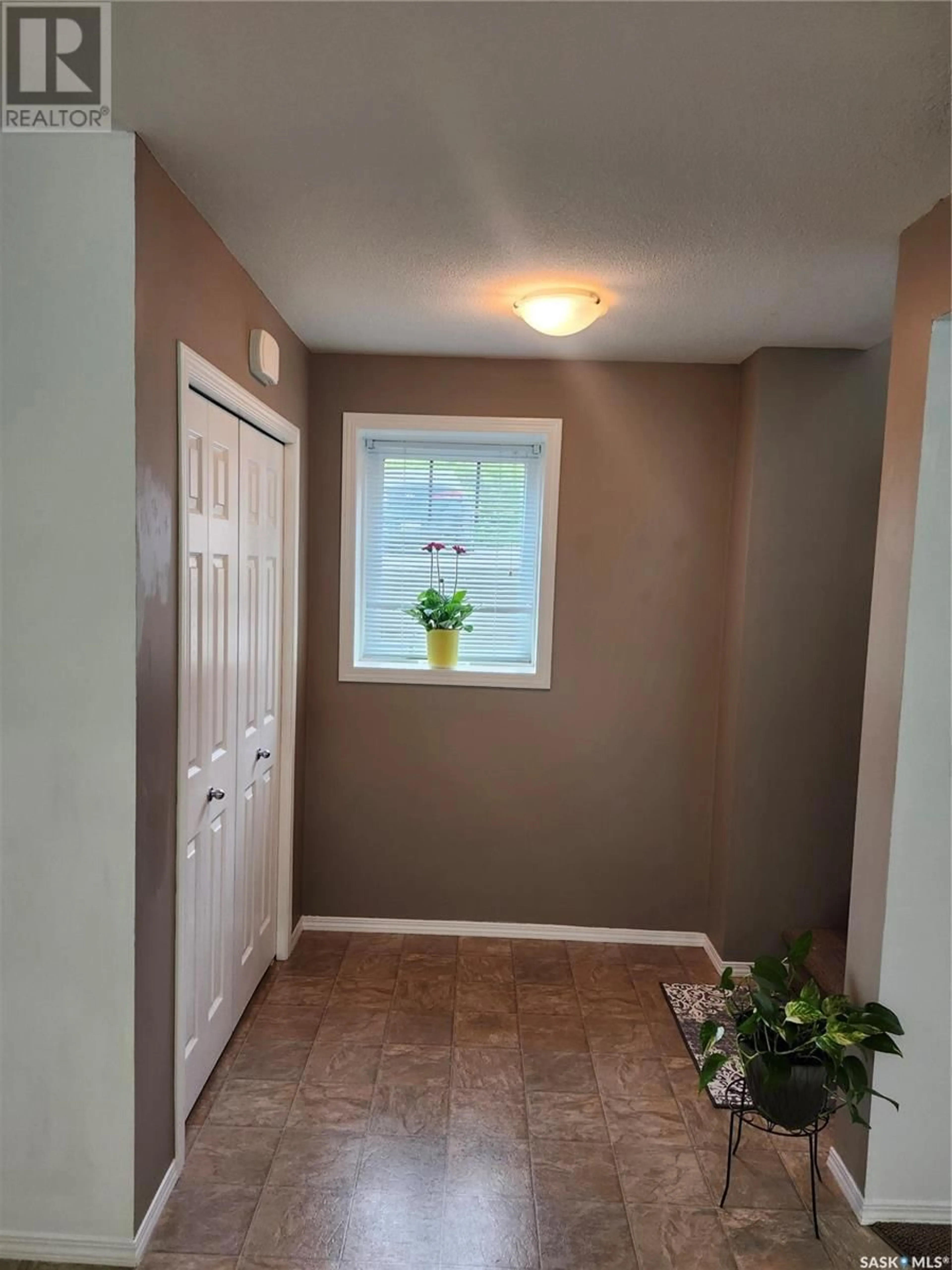 Indoor entryway for 1 - 1507 19TH STREET, Saskatoon Saskatchewan S7M3R1