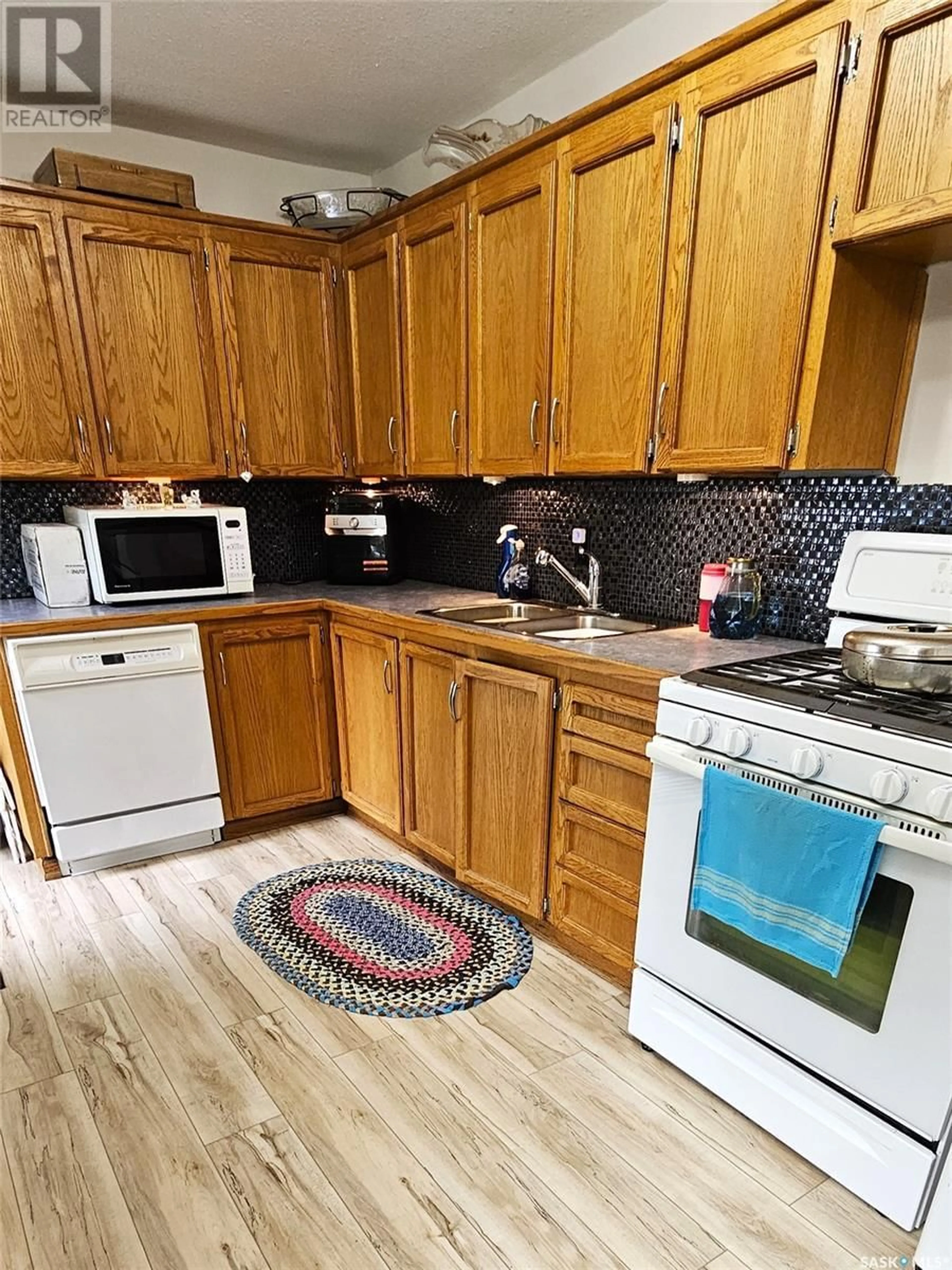 Standard kitchen, unknown for 113 LAKEVIEW CRESCENT, Buena Vista Saskatchewan S2V1A8