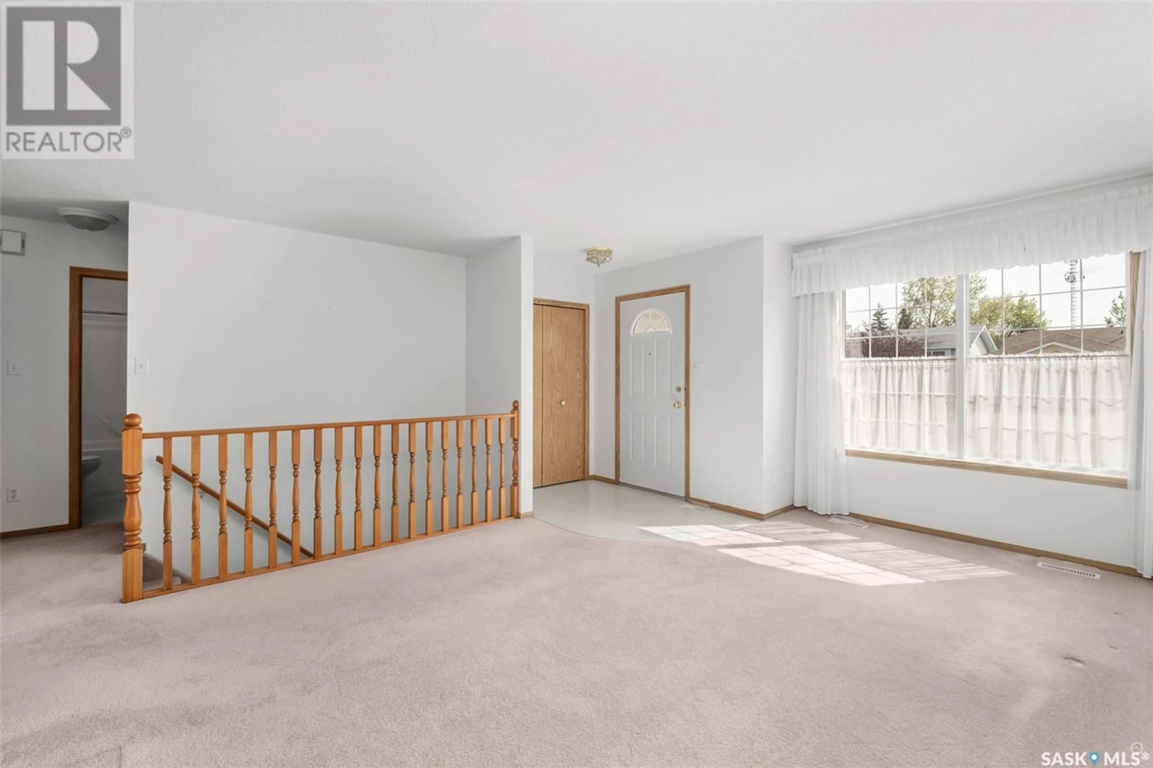 Indoor foyer for 3135 5TH AVENUE, Prince Albert Saskatchewan S6V8C4