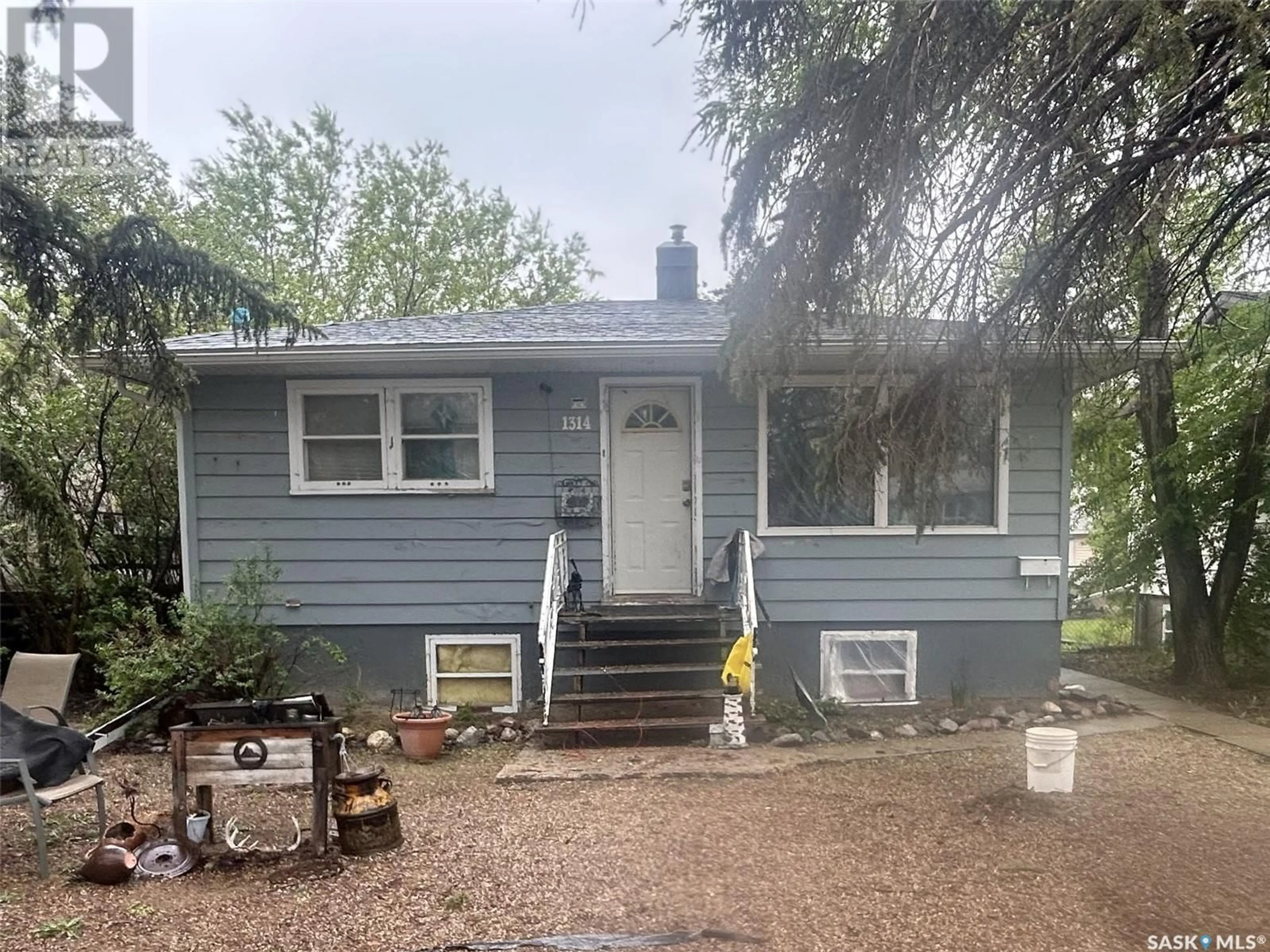 Home with vinyl exterior material, street for 1314 MINTO STREET, Regina Saskatchewan S4T5J2