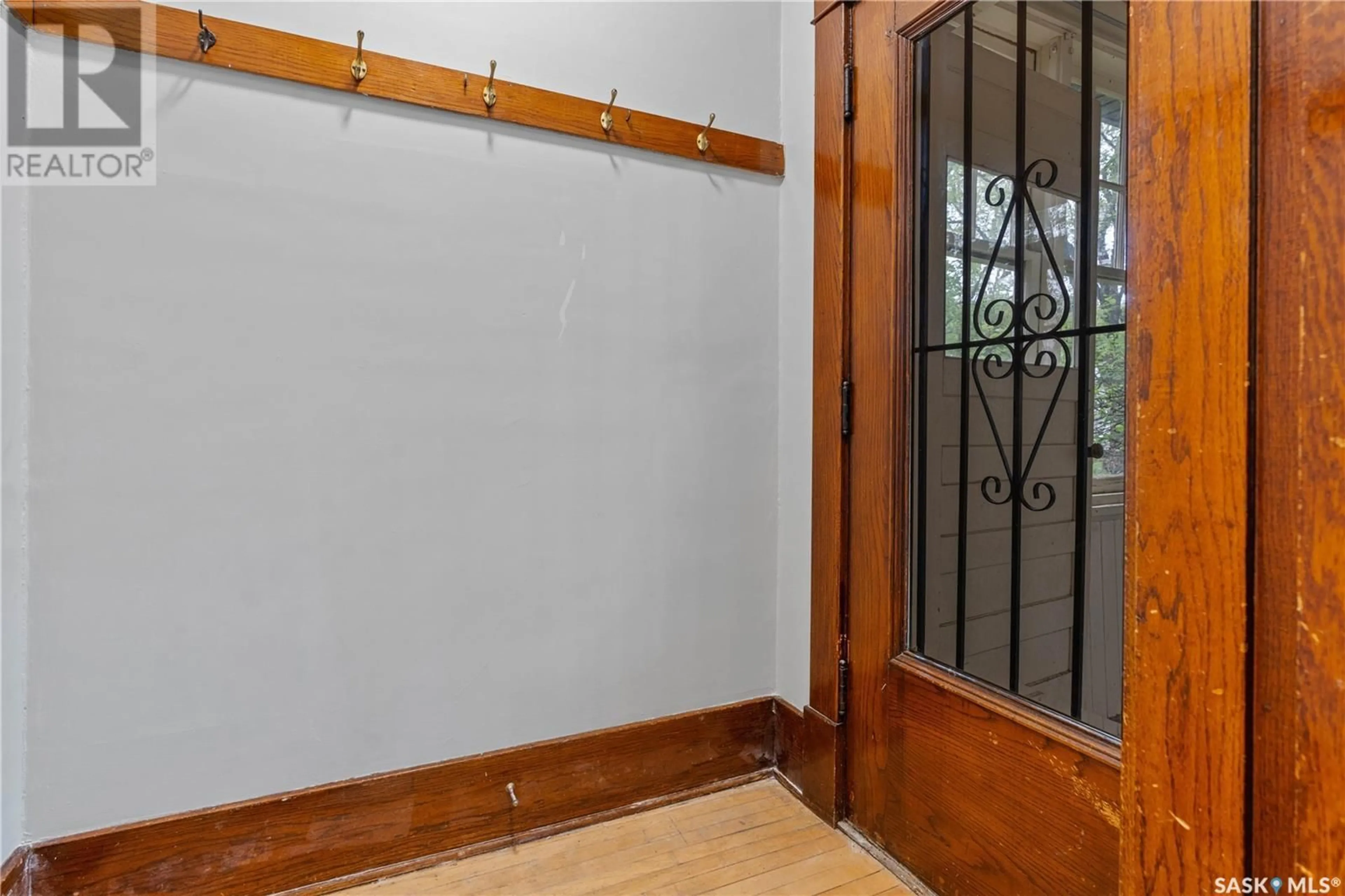 Indoor foyer for 2178 MONTAGUE STREET, Regina Saskatchewan S4T3J9