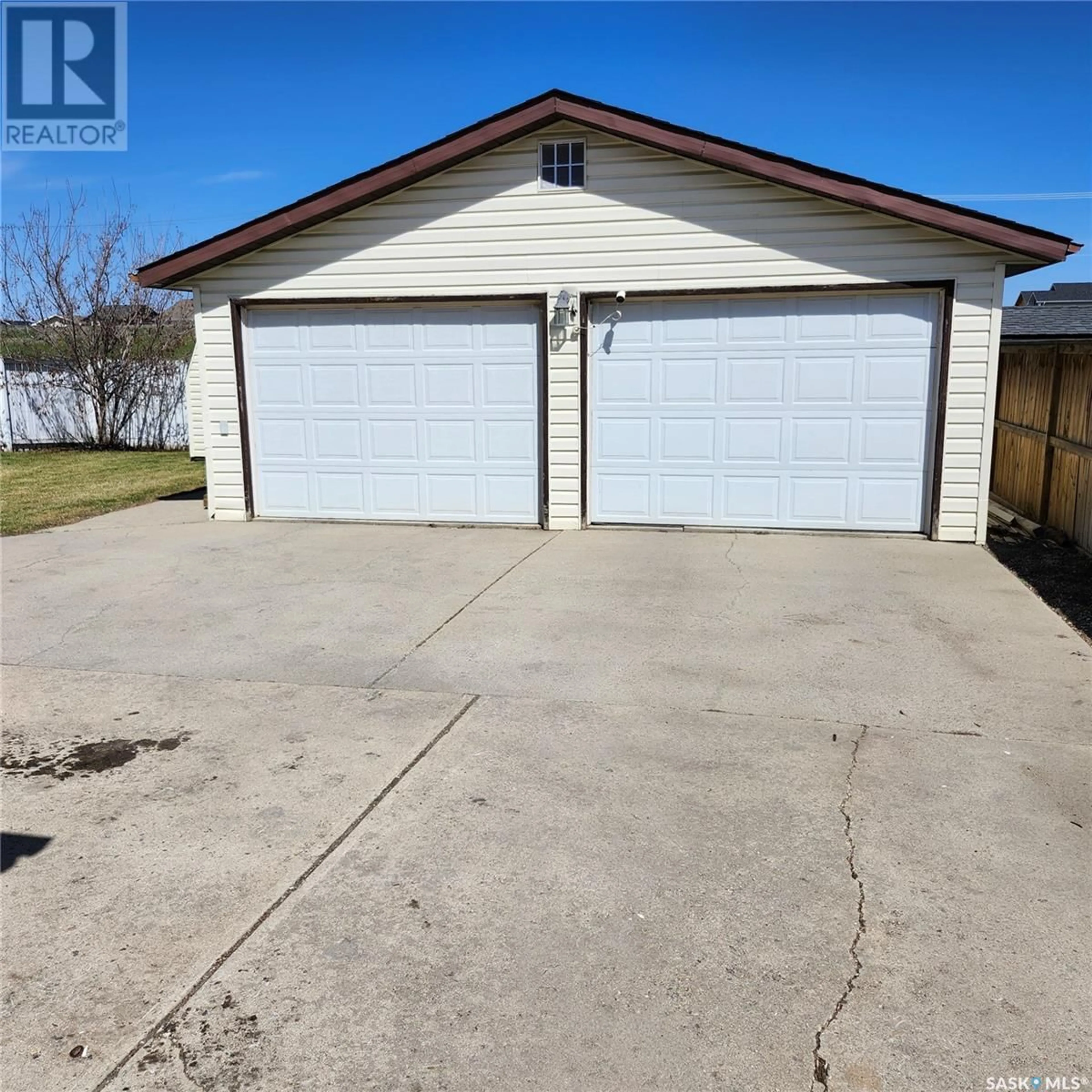 Indoor garage for 241 GUELPH CRESCENT, Saskatoon Saskatchewan S7H4P9