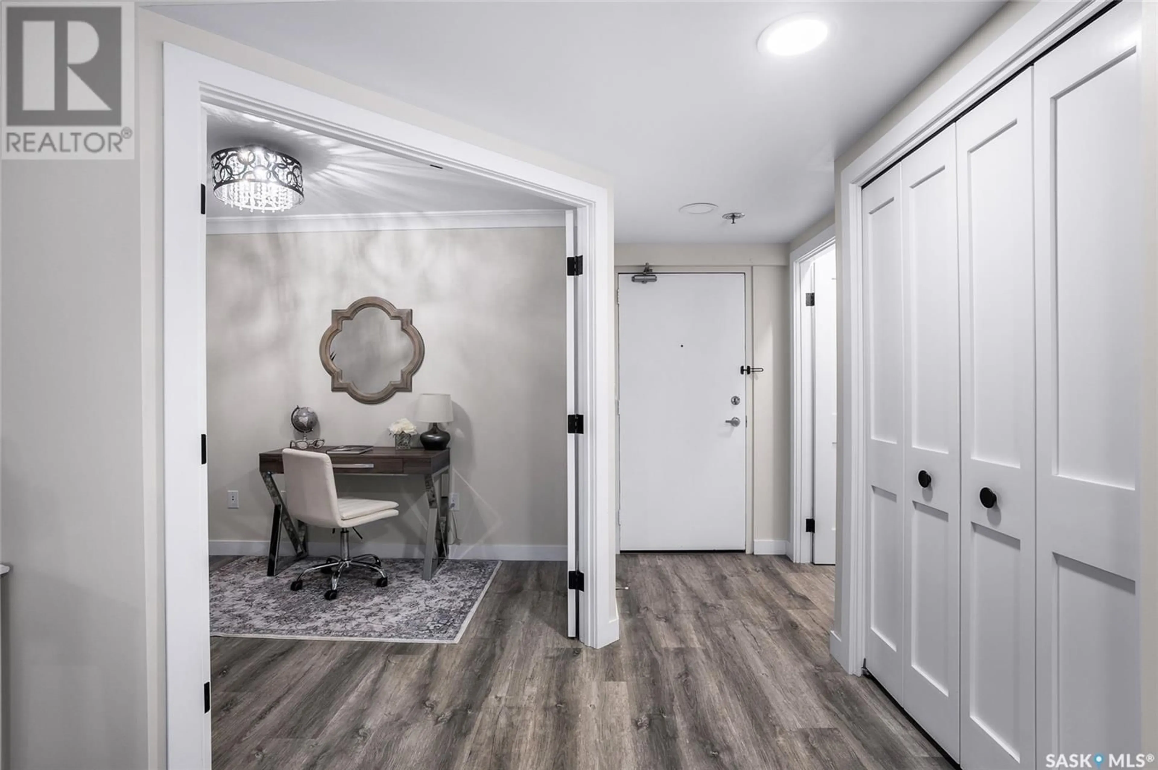 Indoor entryway for 306 525 3RD AVENUE, Saskatoon Saskatchewan S7K2J6