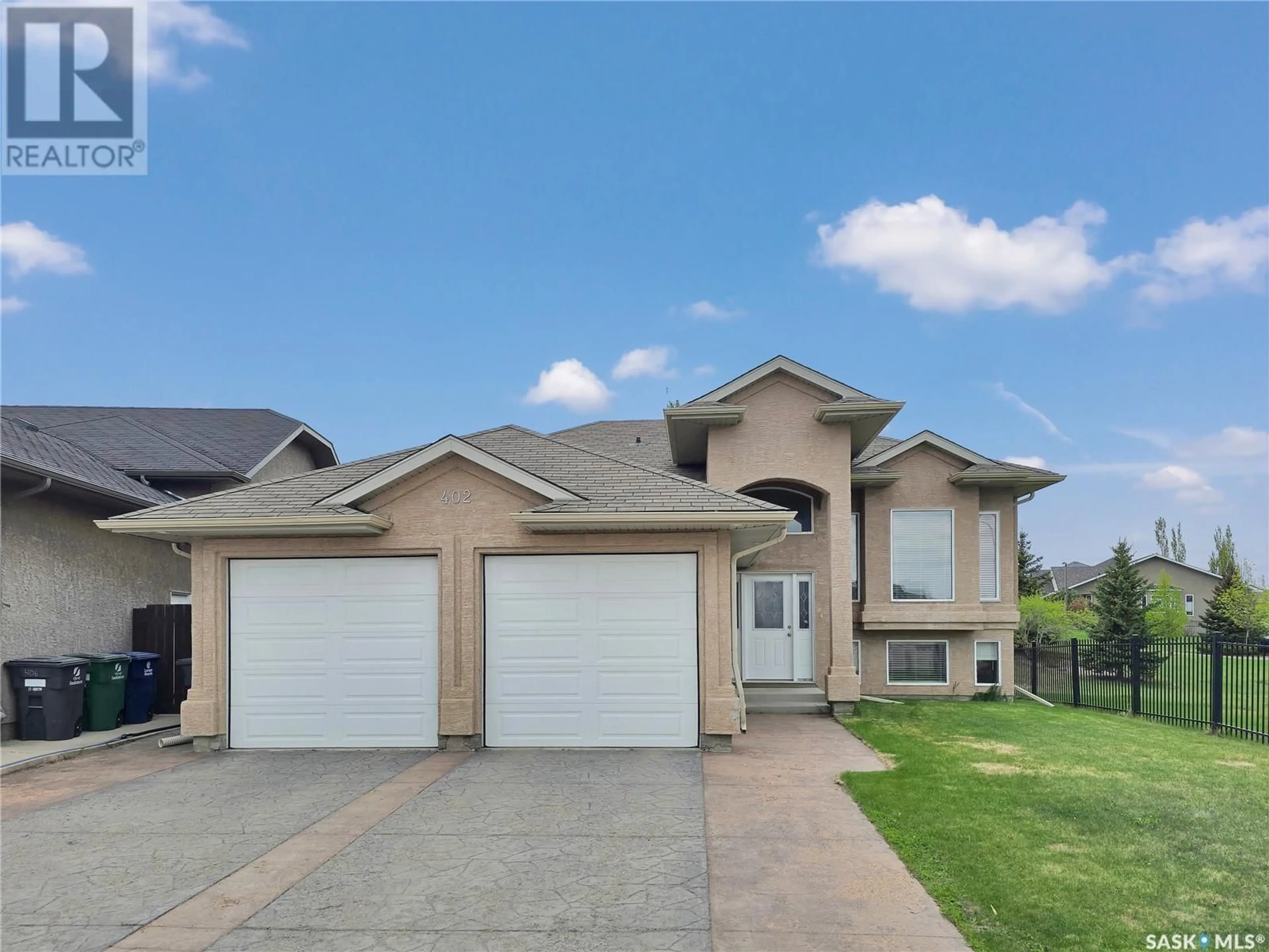Home with vinyl exterior material, street for 402 MCKAGUE CRESCENT, Saskatoon Saskatchewan S7R0A6
