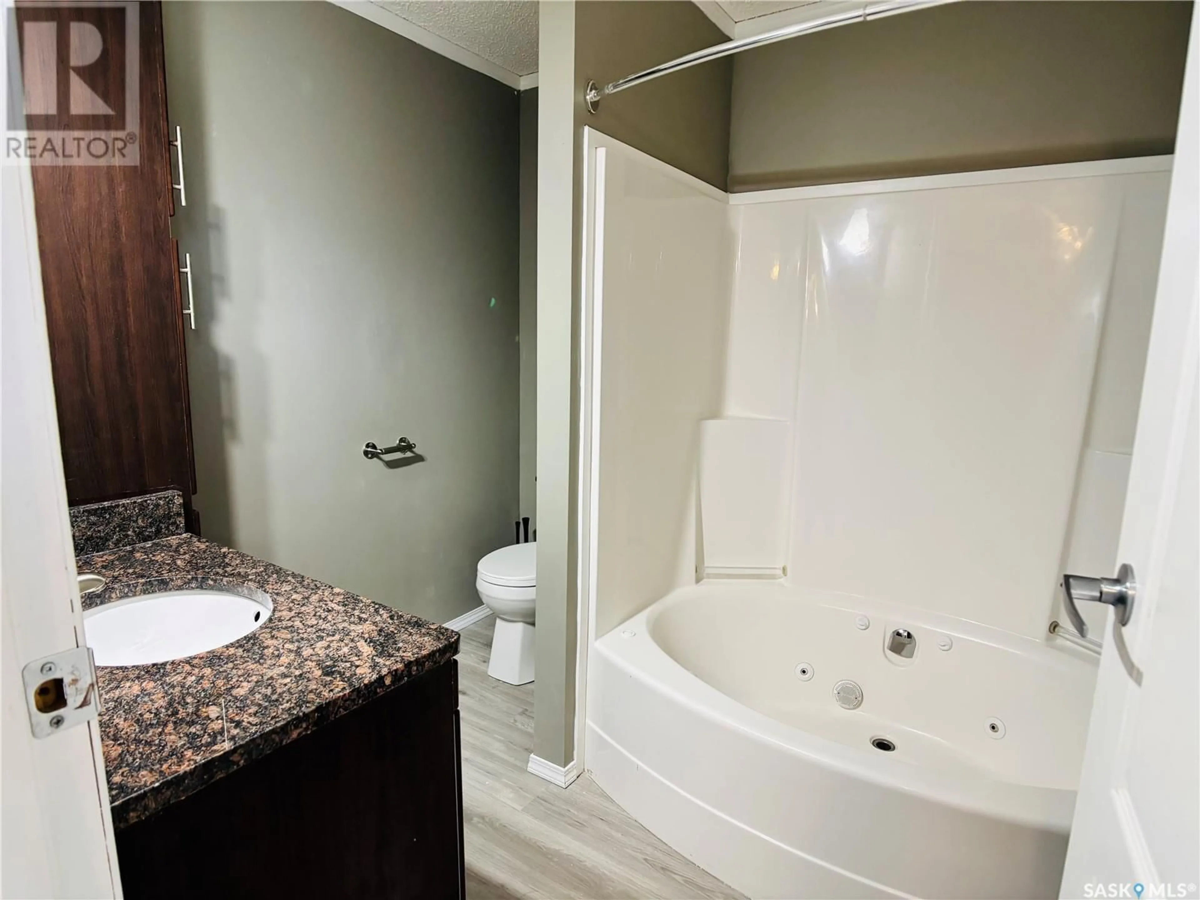 Standard bathroom, unknown for 18 2004 ALICE ROAD, Estevan Saskatchewan S4A3A7