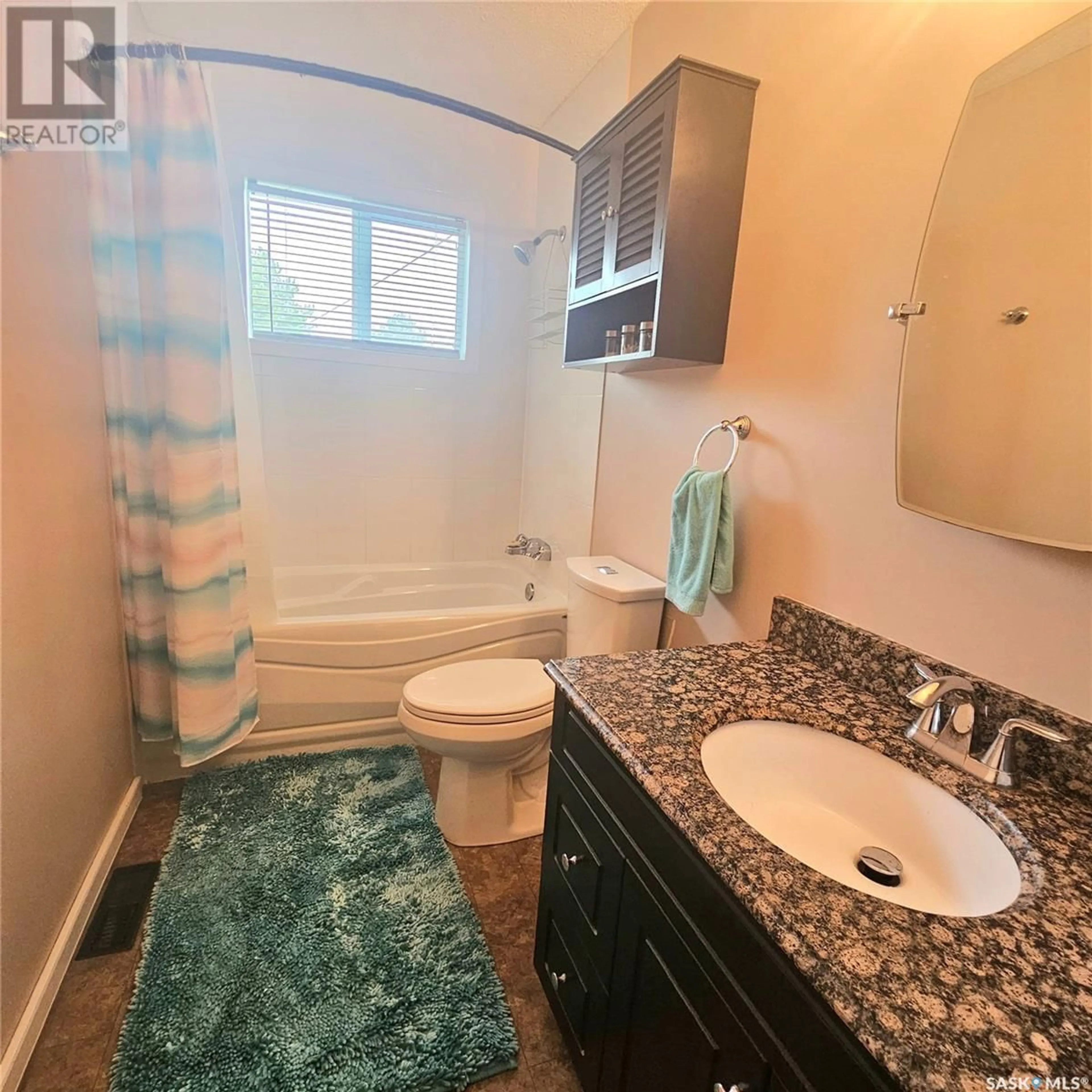 Standard bathroom, ceramic/tile floor for 474 MACARTHUR DRIVE, Prince Albert Saskatchewan S6V5X4