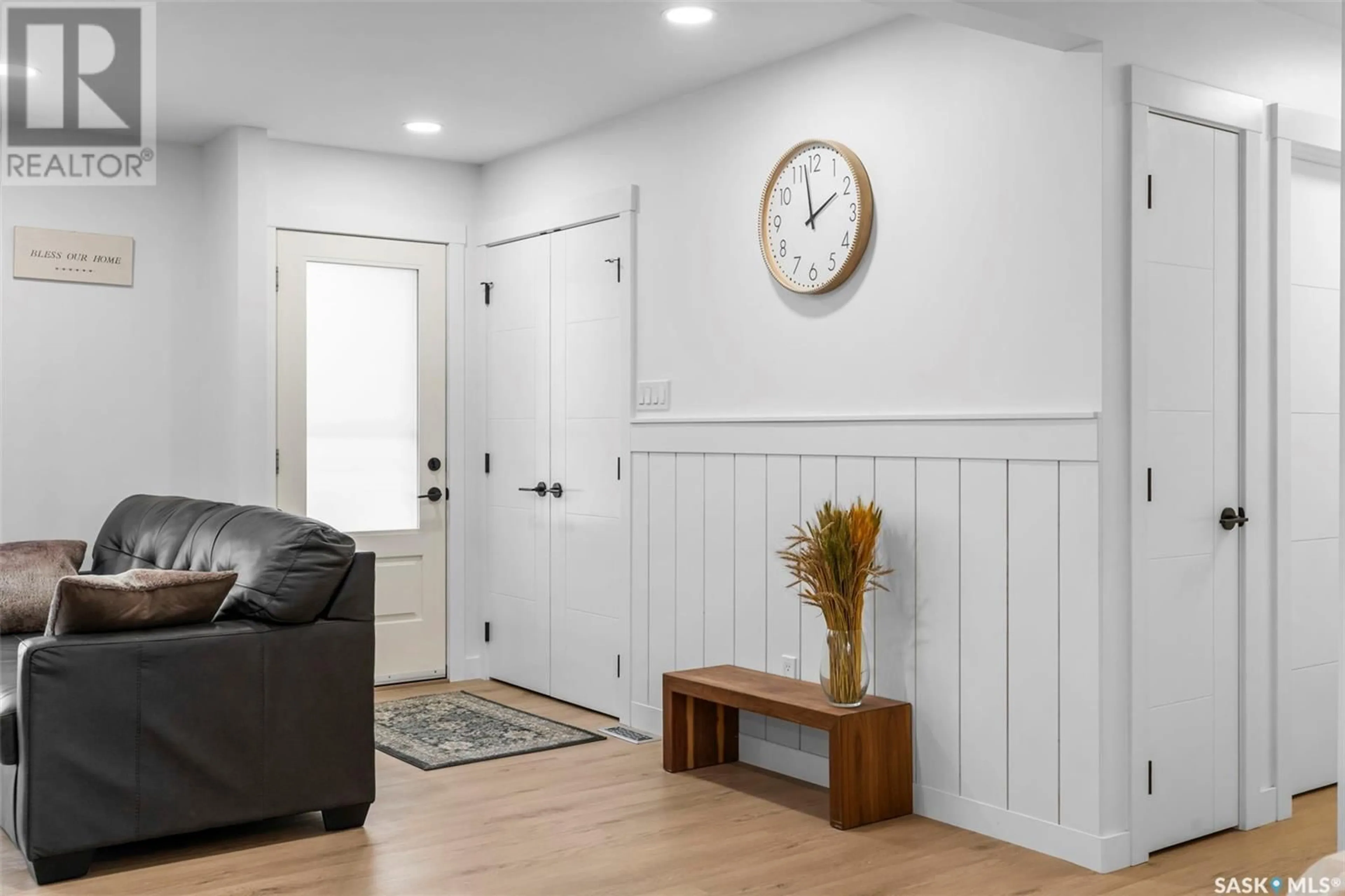 Indoor entryway for 69 CHURCHILL DRIVE, Saskatoon Saskatchewan S7K3X2