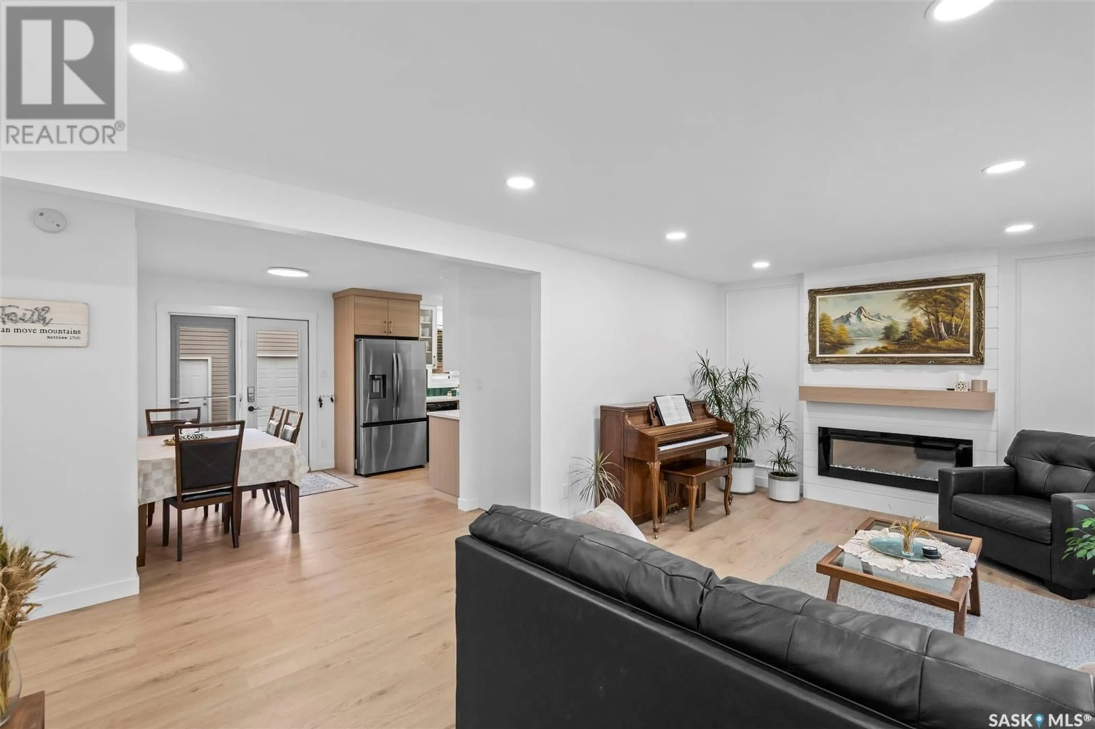 Living room with furniture, unknown for 69 CHURCHILL DRIVE, Saskatoon Saskatchewan S7K3X2