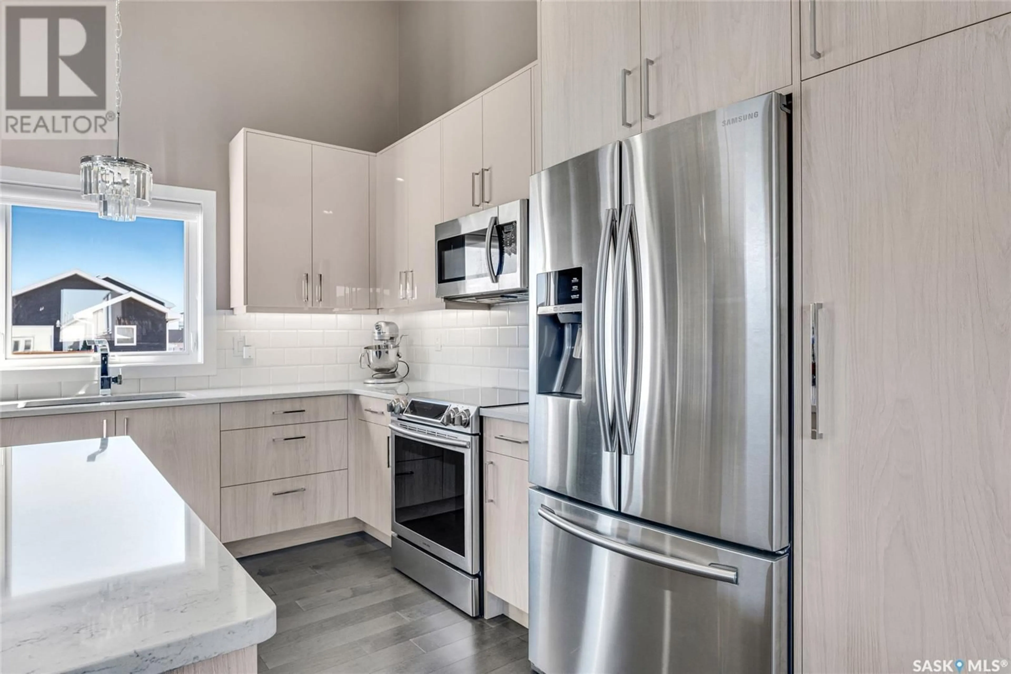 Contemporary kitchen, ceramic/tile floor for 566 BOYKOWICH CRESCENT, Saskatoon Saskatchewan S7W0S5