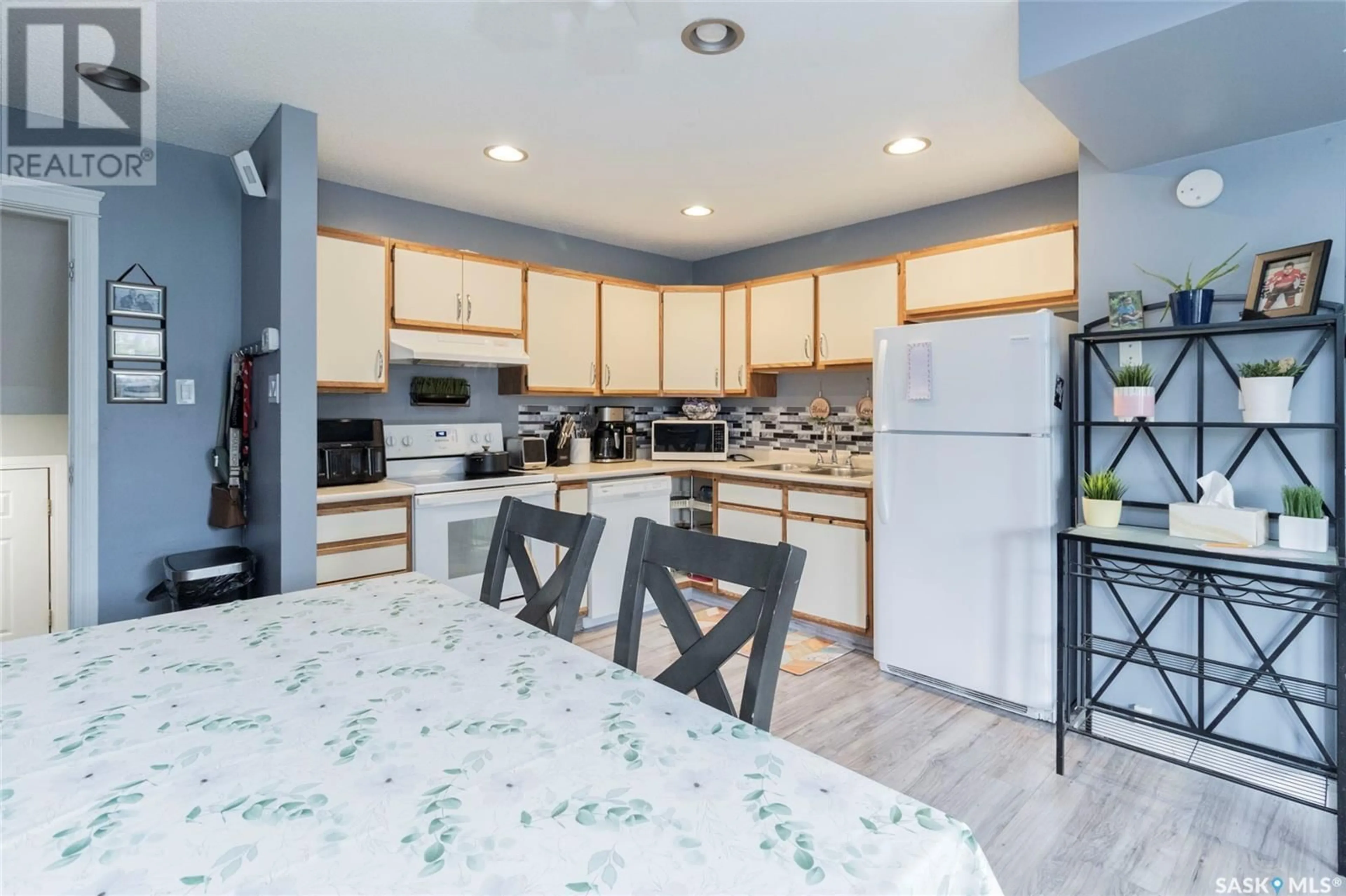 Open concept kitchen, unknown for 1638B CENTRAL AVENUE, Saskatoon Saskatchewan S7N2H5