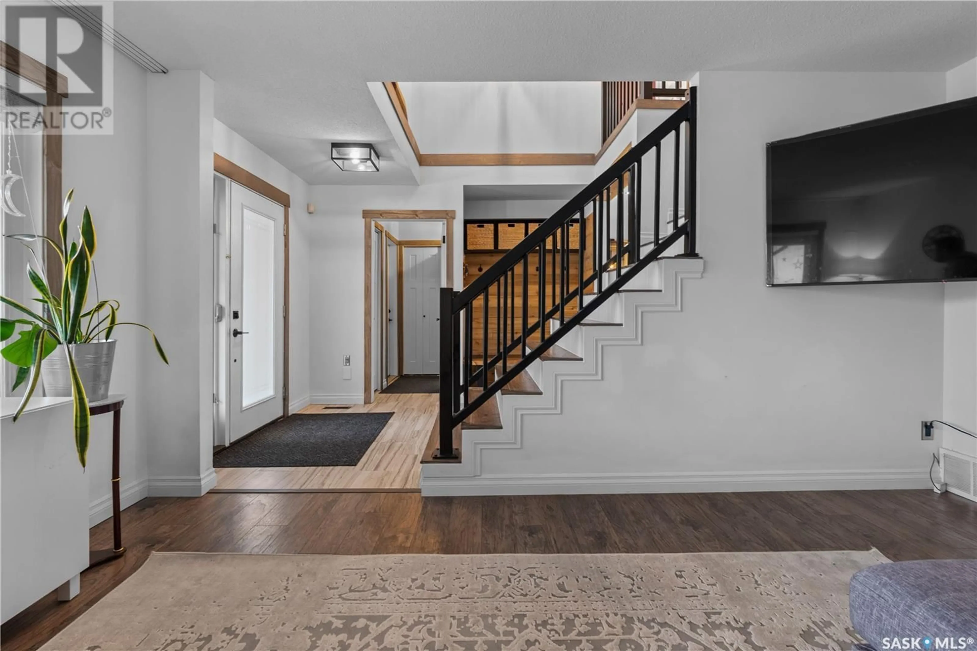 Indoor entryway for 1330 WASCANA HIGHLANDS, Regina Saskatchewan S4V2J9