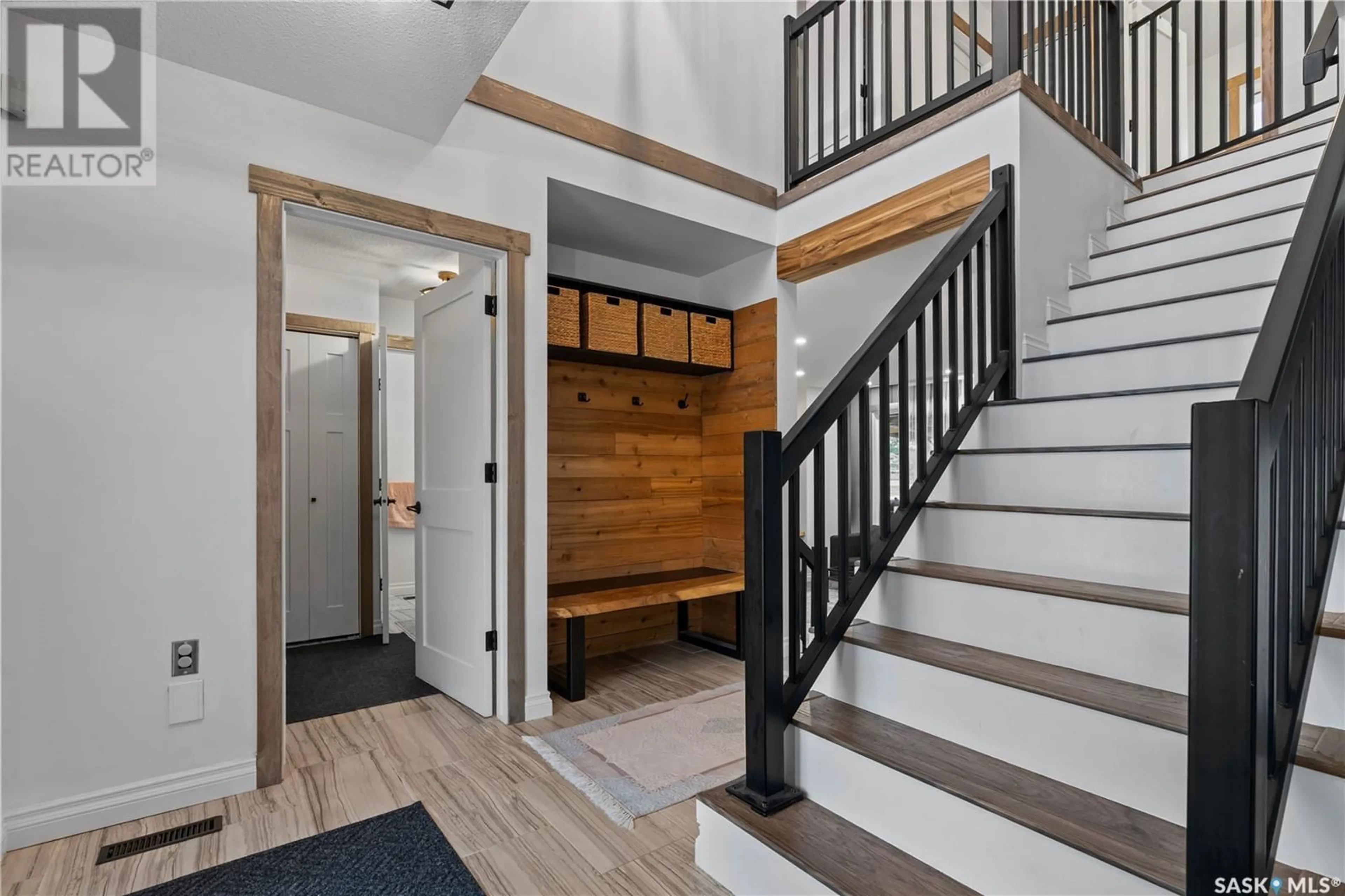Indoor entryway for 1330 WASCANA HIGHLANDS, Regina Saskatchewan S4V2J9