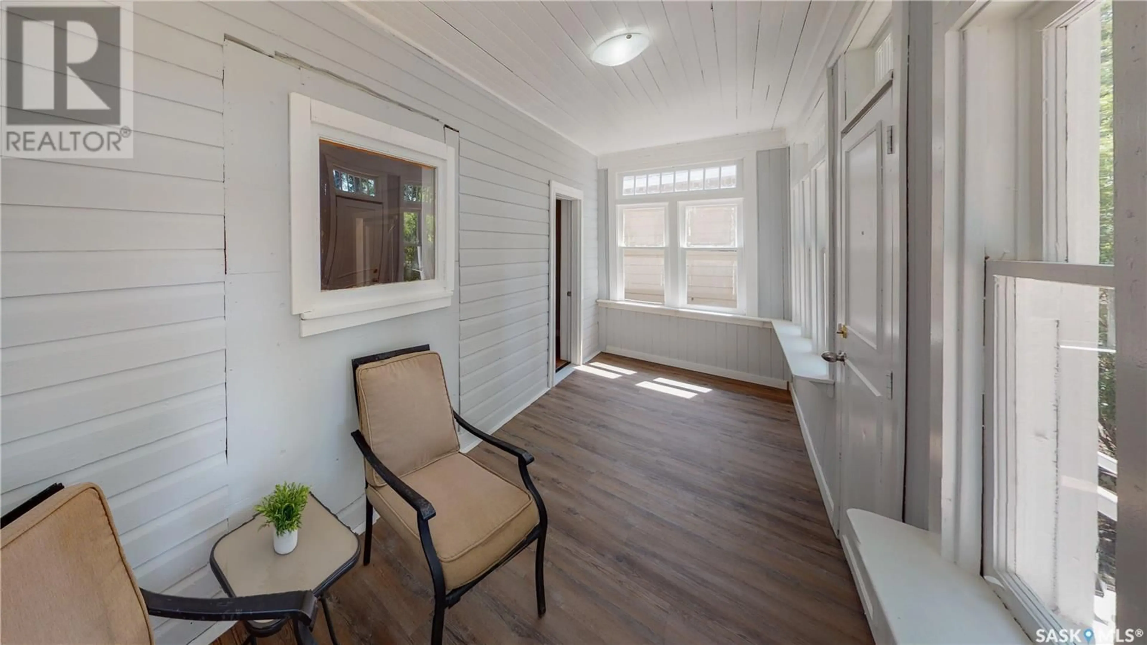 Indoor entryway for 1211 RETALLACK STREET, Regina Saskatchewan S4T2H8