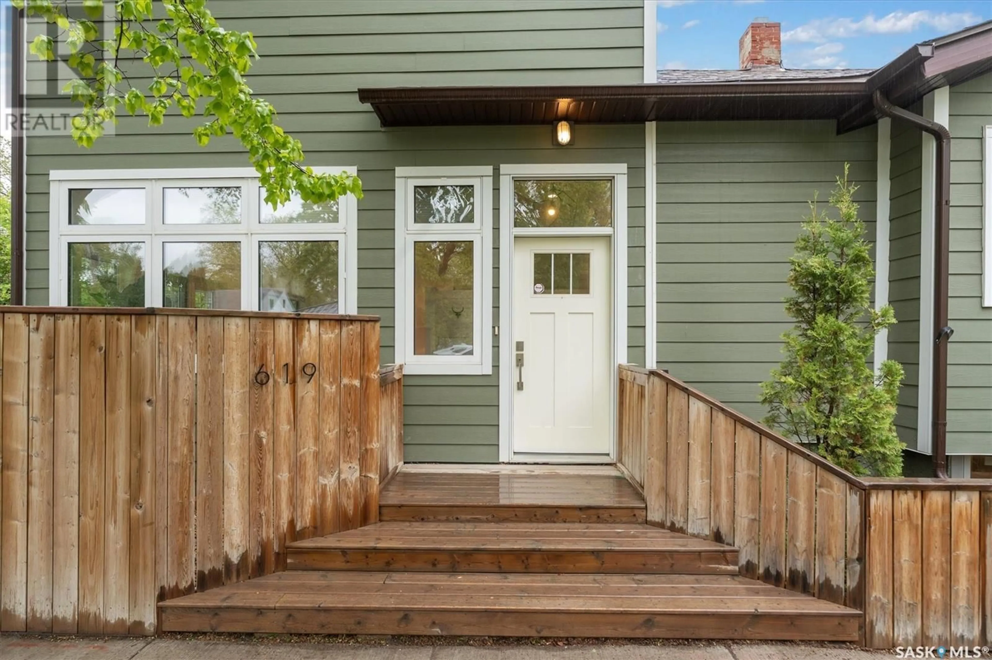 Indoor entryway for 619 CLARENCE AVENUE, Saskatoon Saskatchewan S7H2E1