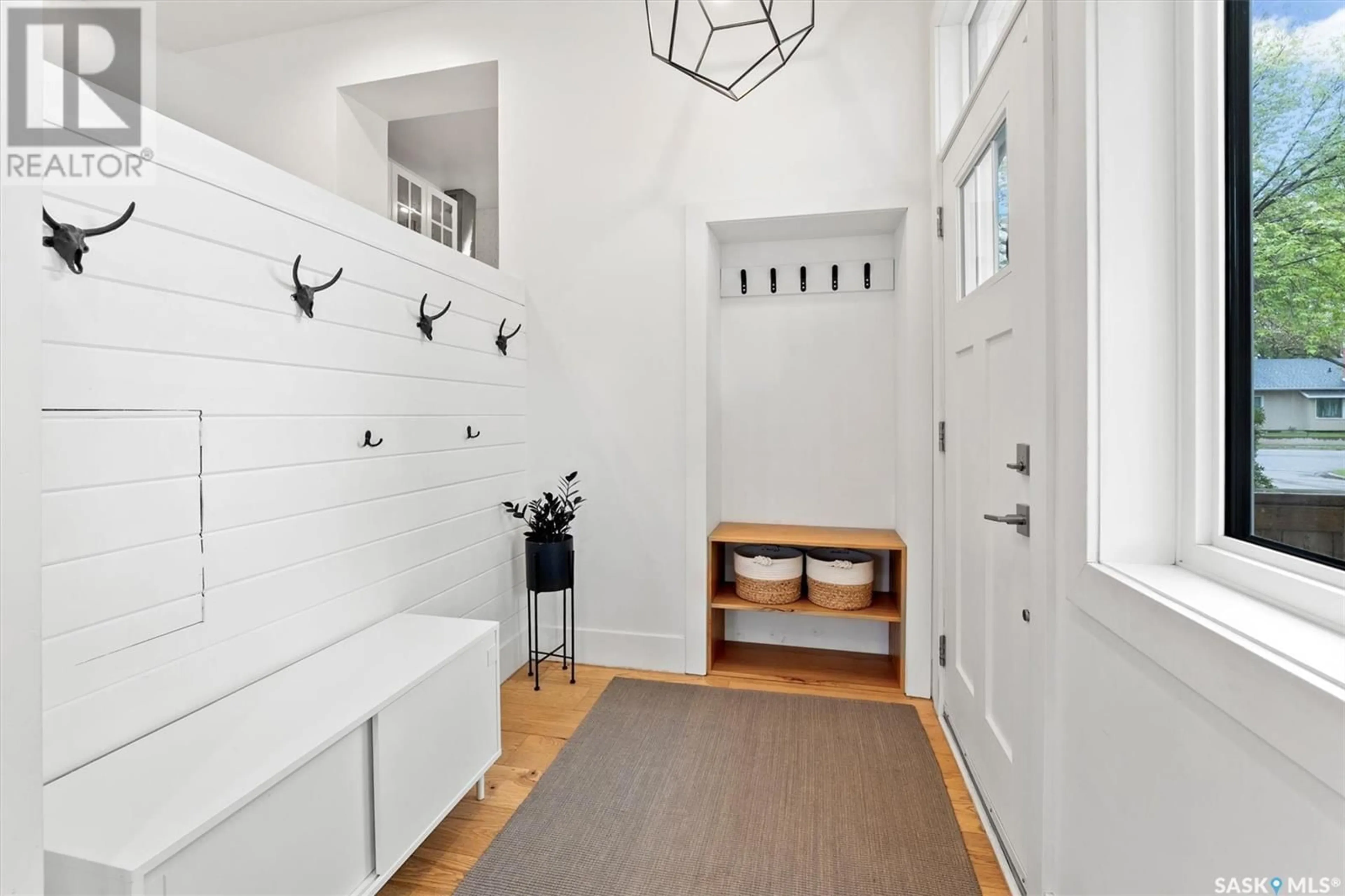 Indoor entryway for 619 CLARENCE AVENUE, Saskatoon Saskatchewan S7H2E1