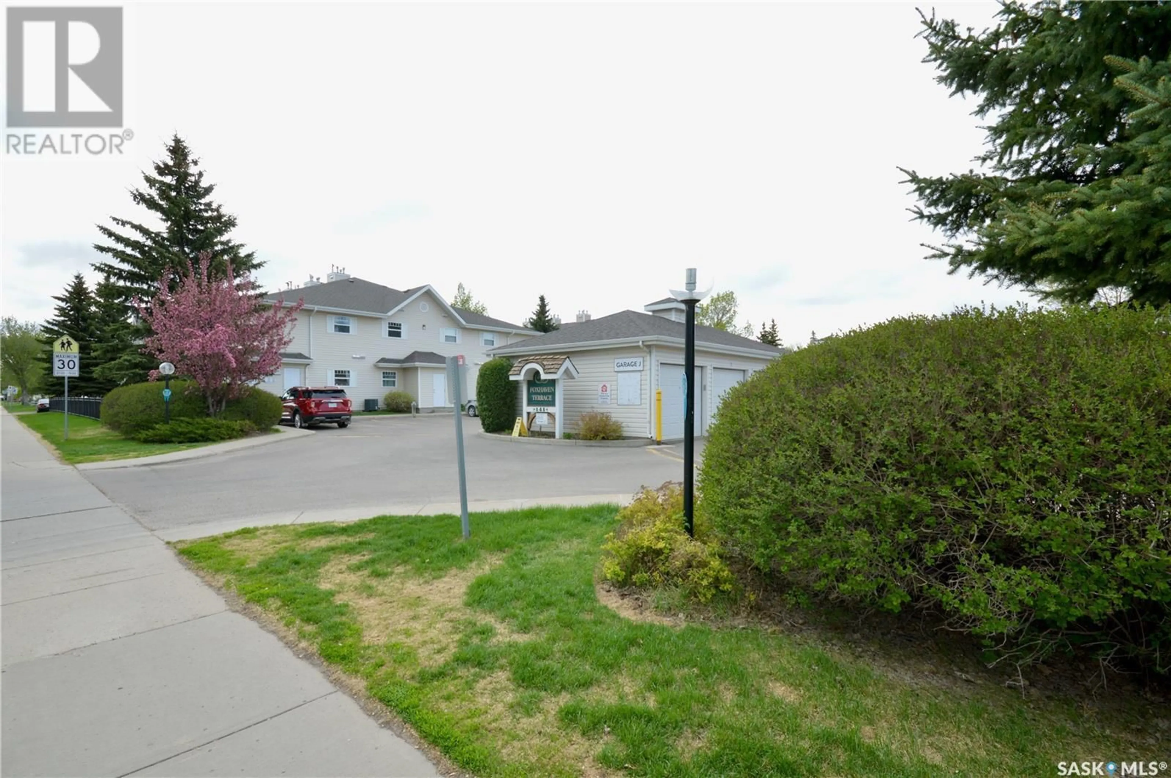 A pic from outside/outdoor area/front of a property/back of a property/a pic from drone, street for 102H 141 105TH STREET, Saskatoon Saskatchewan S7N1Z2